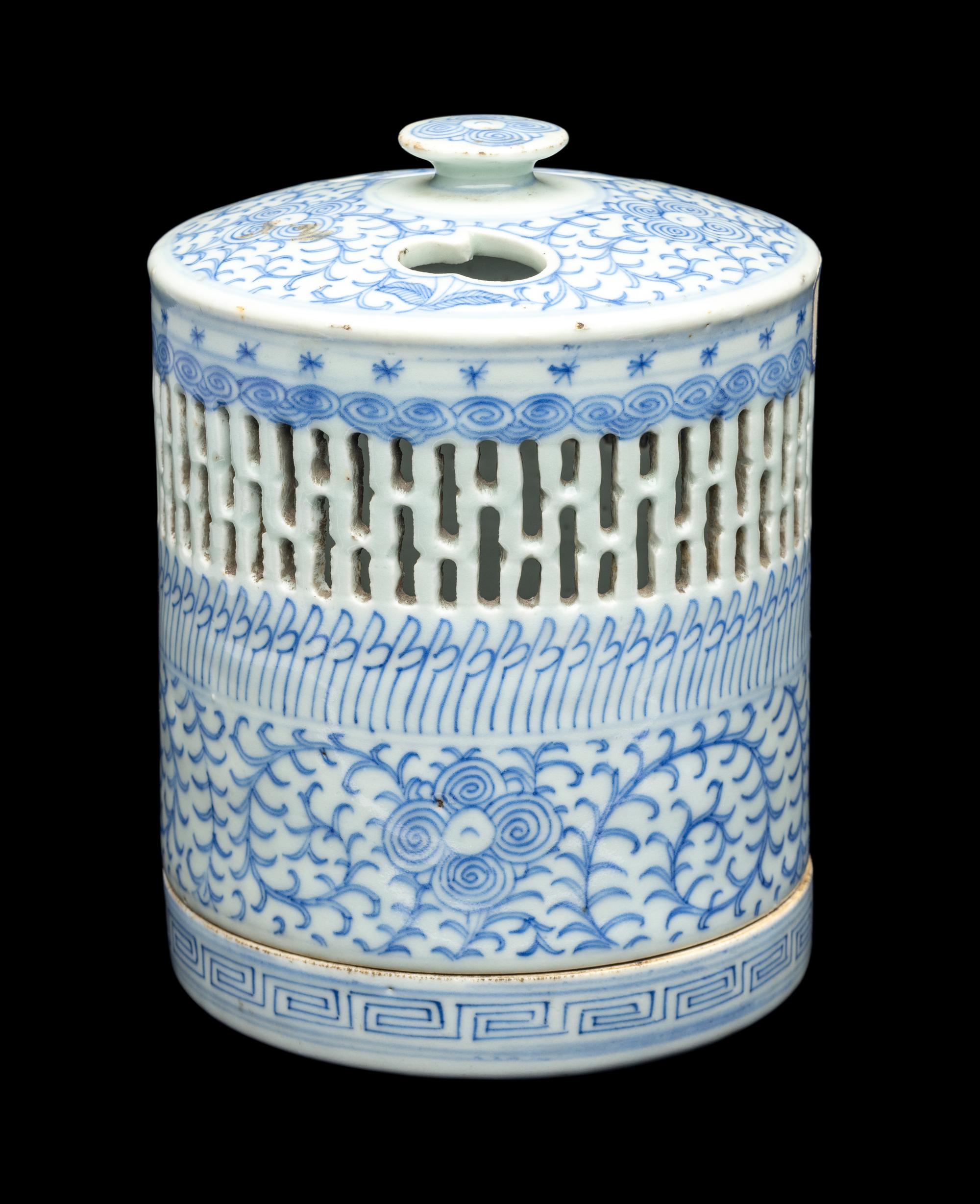 A Chinese Blue and White Reticulated Porcelain Oil Lamp and Cover