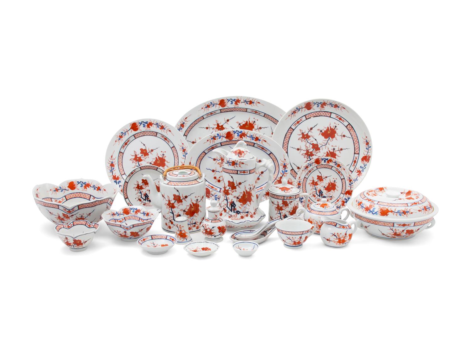 A Chinese Hand Painted Imari Palette Porcelain Service — 20TH CENTURY