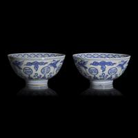 A Rare Pair of Chinese Blue and White 'Crane and Trigram' Bowls, Xuande Mark, Ming Dynasty, 17th Century — 明末 青花云鶴八卦紋碗一對