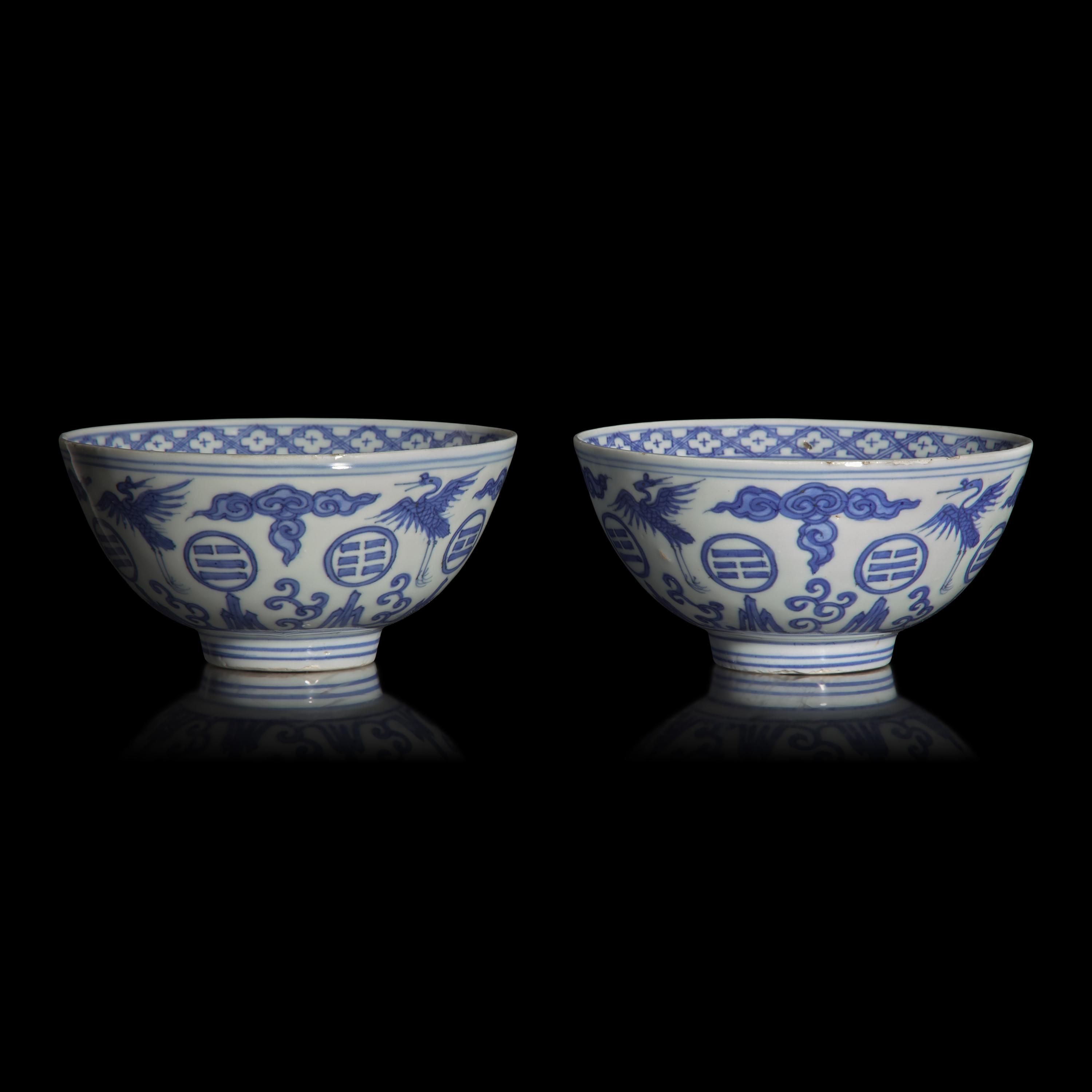 A Rare Pair of Chinese Blue and White 'Crane and Trigram' Bowls, Xuande Mark, Ming Dynasty, 17th Century — 明末 青花云鶴八卦紋碗一對