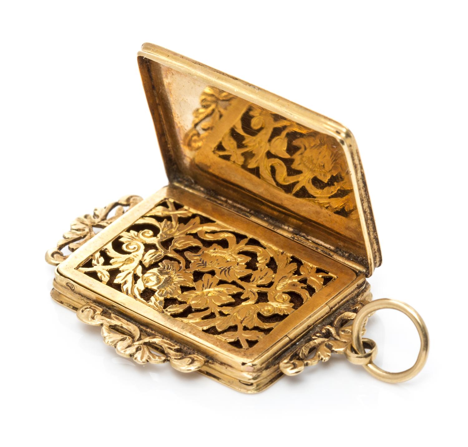A French 18 Karat Gold Vinaigrette, , the sides with applied pierce decorated foliate elements.