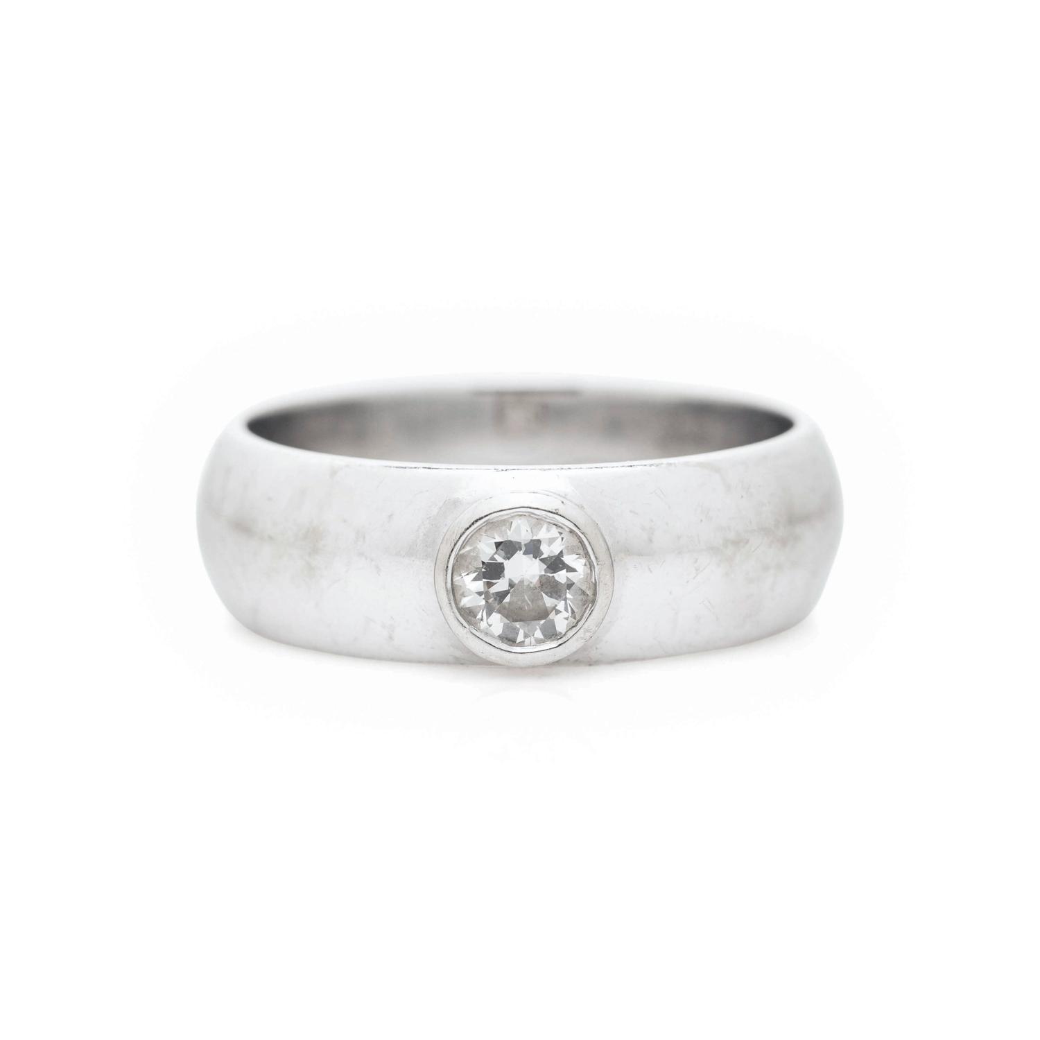 WHITE GOLD AND DIAMOND RING