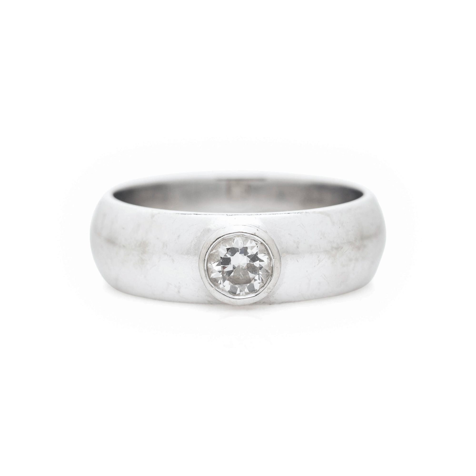 WHITE GOLD AND DIAMOND RING
