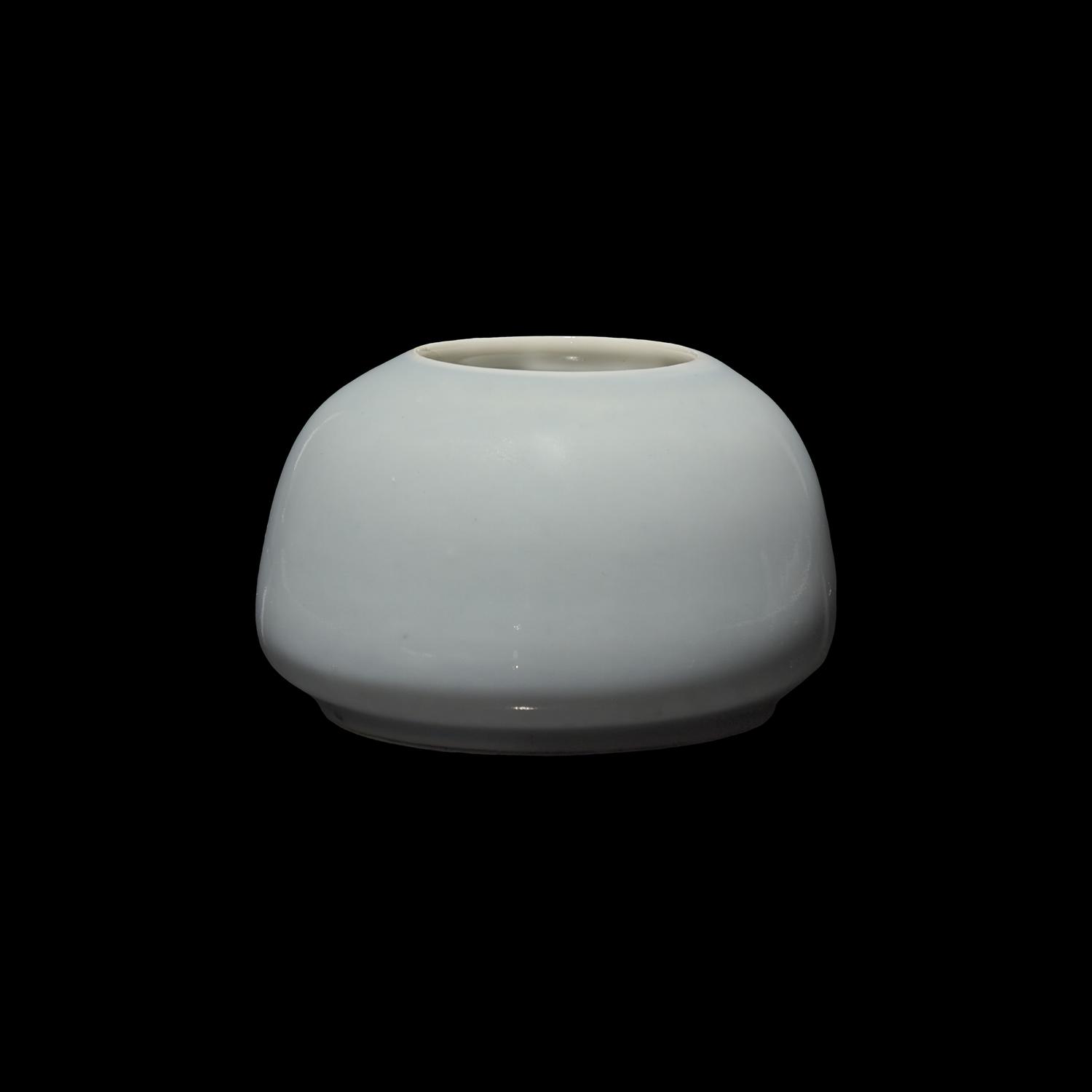 A Chinese Clair-de-Lune Water Coupe, Kangxi Mark, Possibly Guangxu Period 或爲清光緒 天藍釉水呈