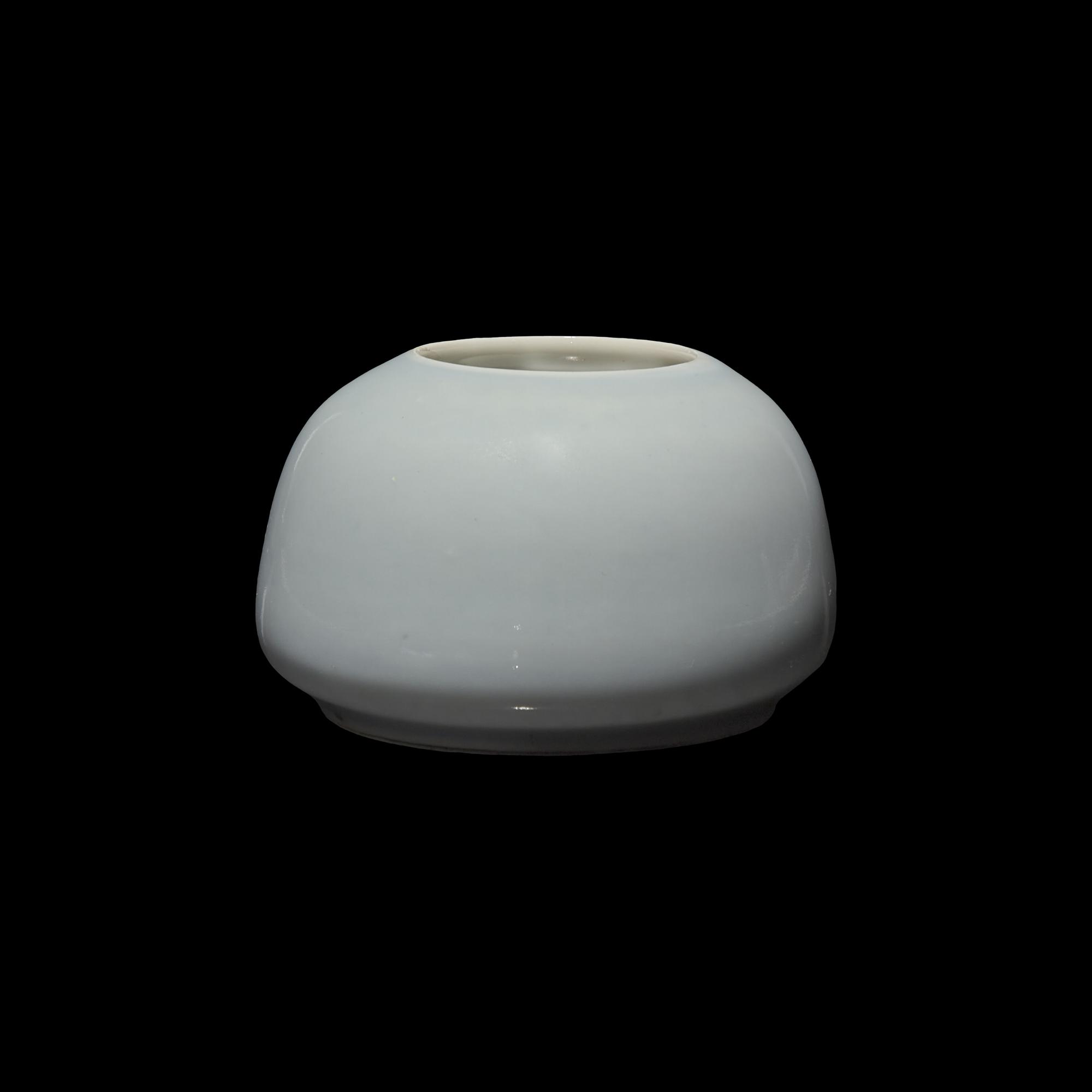 A Chinese Clair-de-Lune Water Coupe, Kangxi Mark, Possibly Guangxu Period 或爲清光緒 天藍釉水呈