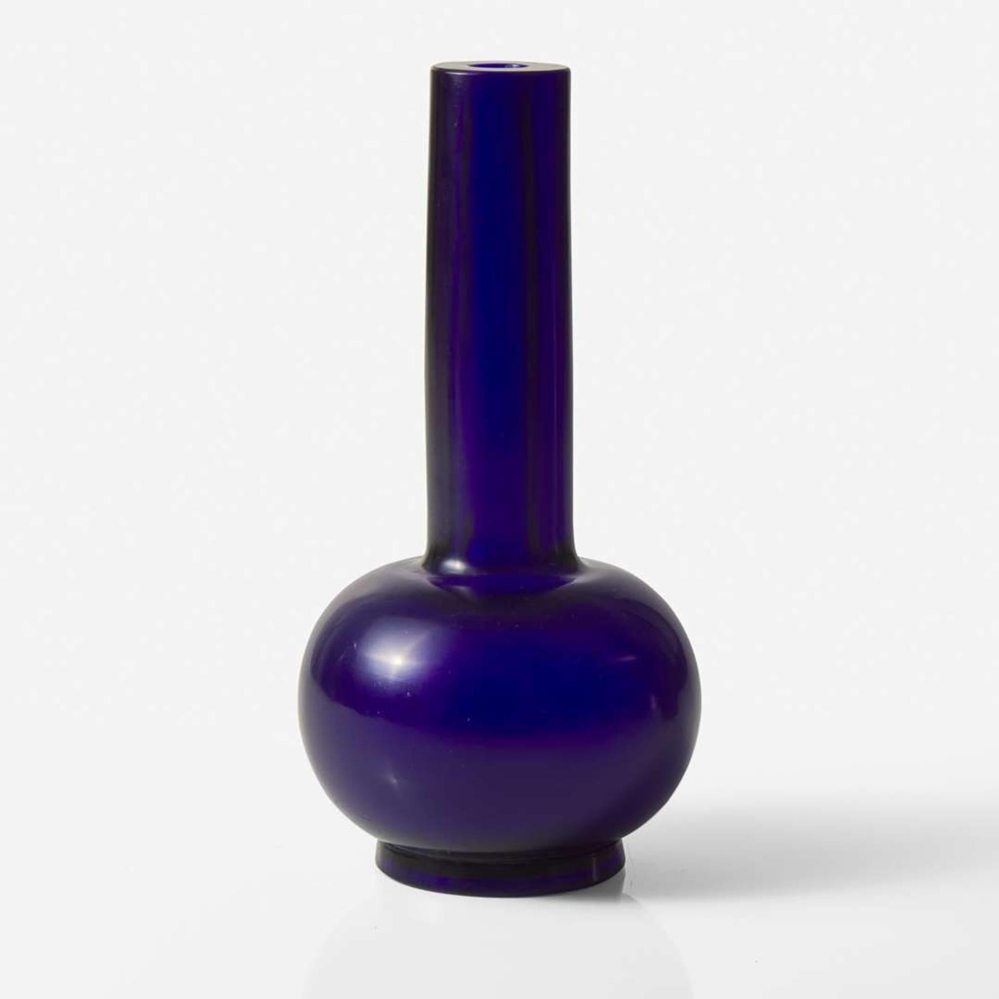 A Chinese cobalt blue glass bottle vase 寶石藍琉璃膽瓶