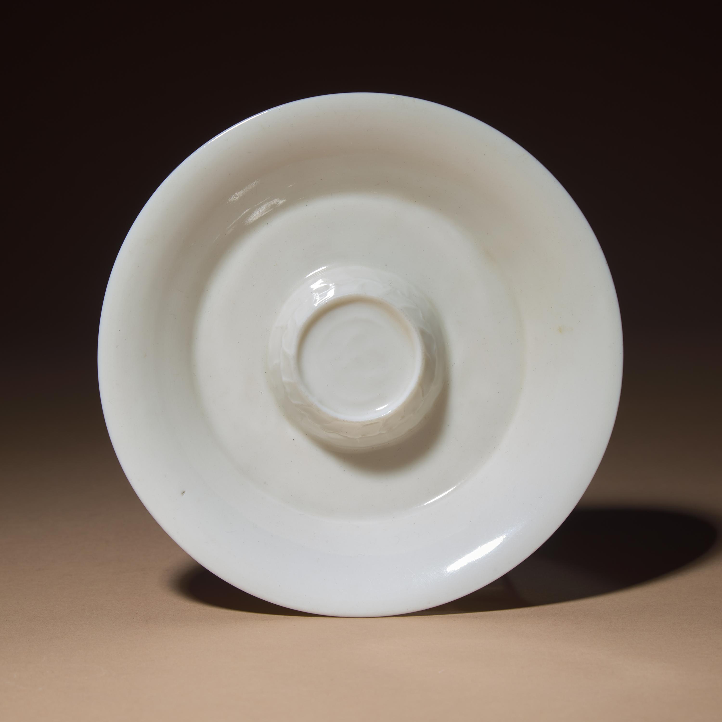 A Chinese Blanc-de-Chine Porcelain Cup and Associated Lotus Stand, 17th-18th Century — 清早中期 德化白瓷茶杯與蓮花盞托一套