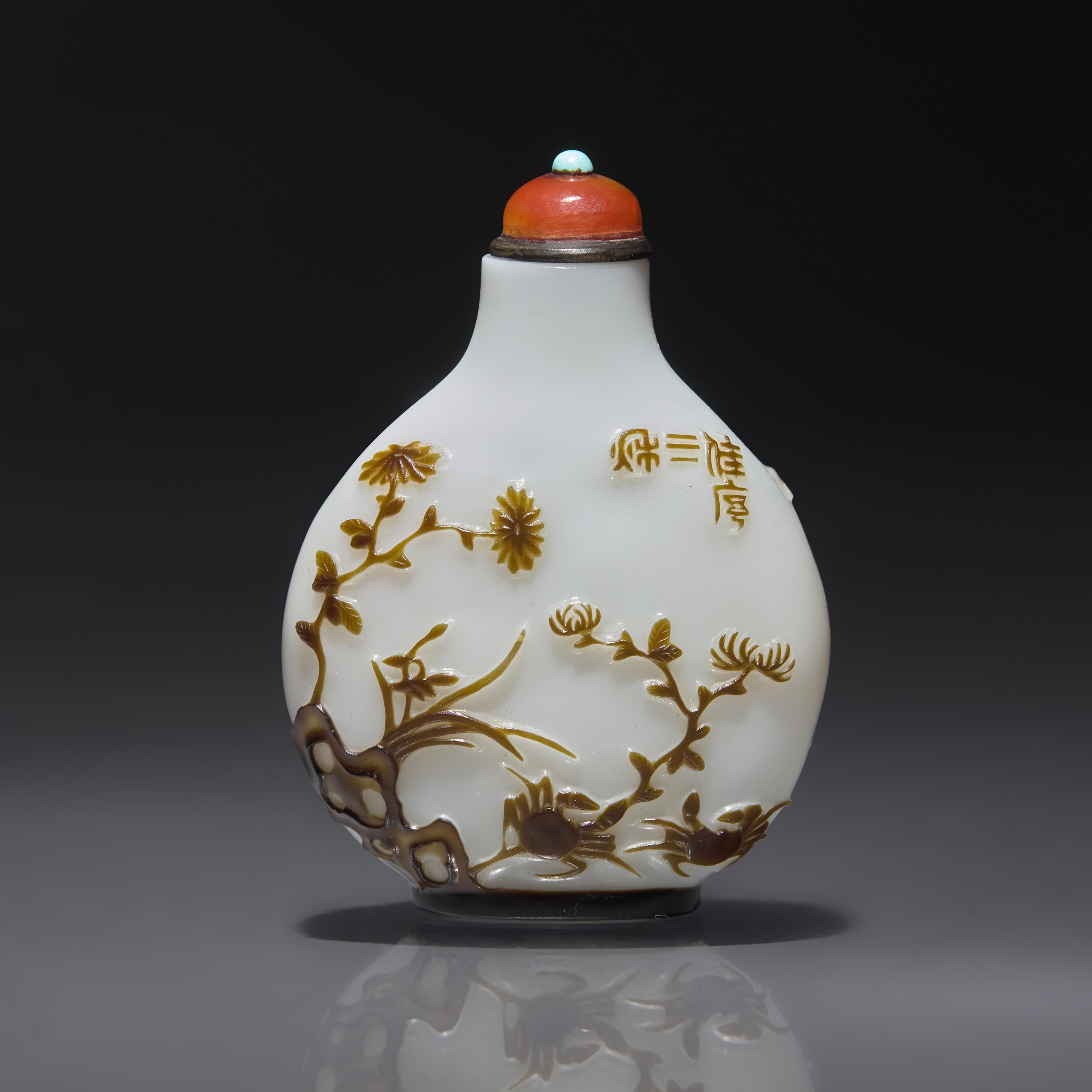 A Chinese Overlay Glass Snuff Bottle, Yangzhou School, Qing Dynasty, Circa 1850-1890 — 1850-1890年 揚州作涅白地套棕料賞秋圖鼻煙壺
