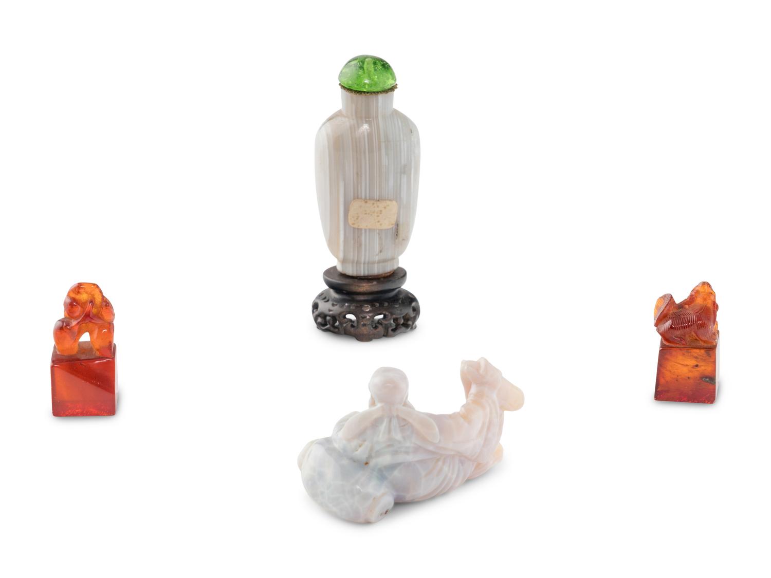 Four Chinese Hardstone Objects, 20th Century 近代 瑪瑙、琥珀把件四枚