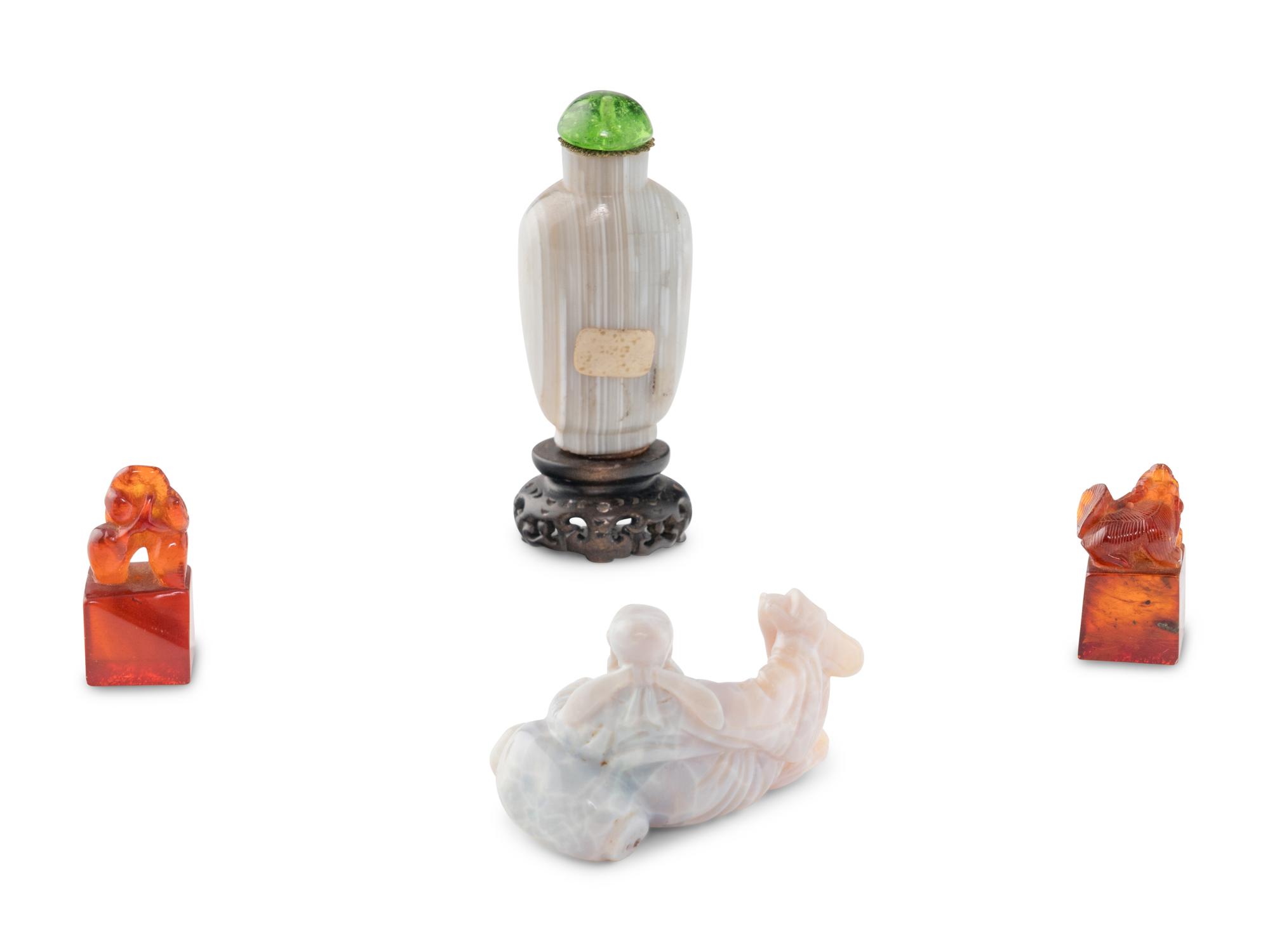 Four Chinese Hardstone Objects, 20th Century 近代 瑪瑙、琥珀把件四枚