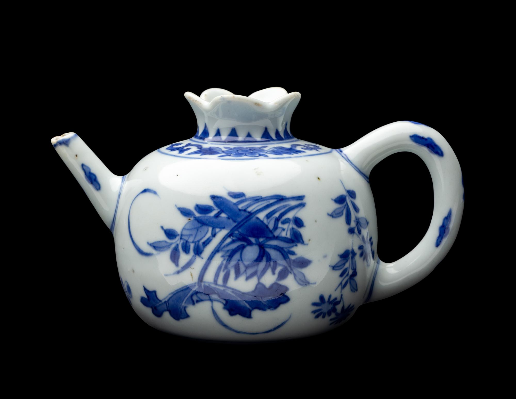 A Chinese Export Blue and White Porcelain Pomegranate-Form Teapot