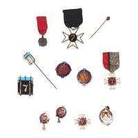 [Militaria] Group of 13 pinbacks and medals for service with the 7th N.Y. National Guard, including 10K gold charm