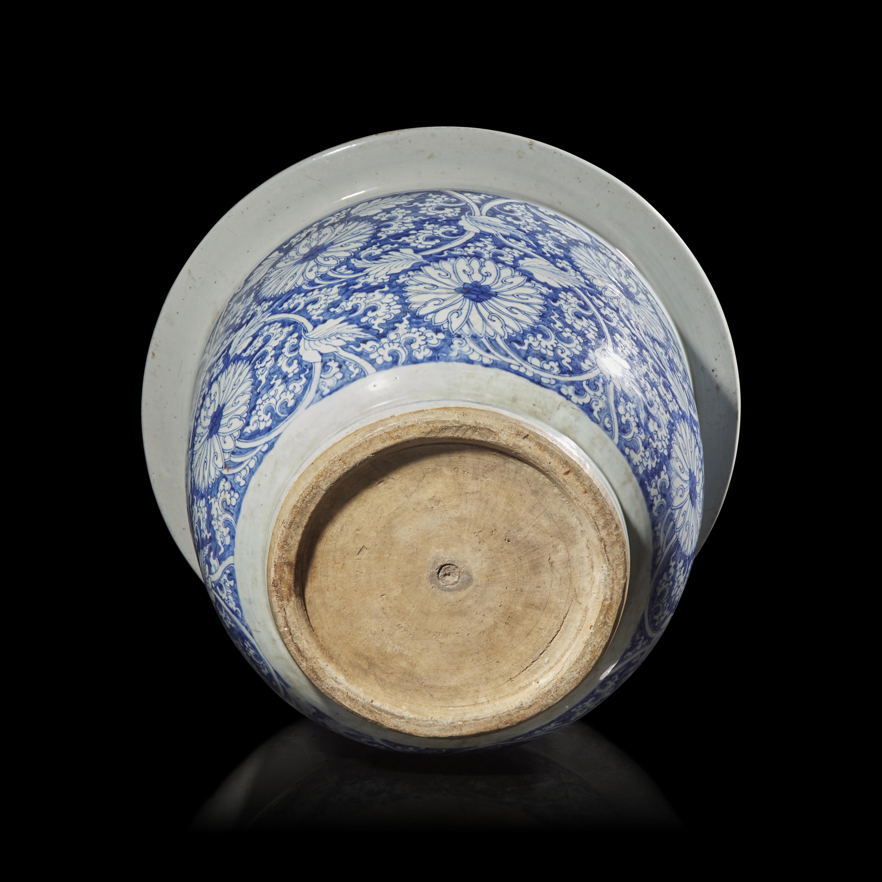 A Large Blue and White Porcelain 'Lotus Scroll' Jardiniere, 18th-19th Century 清中晚期 青花纏枝蓮紋大缸