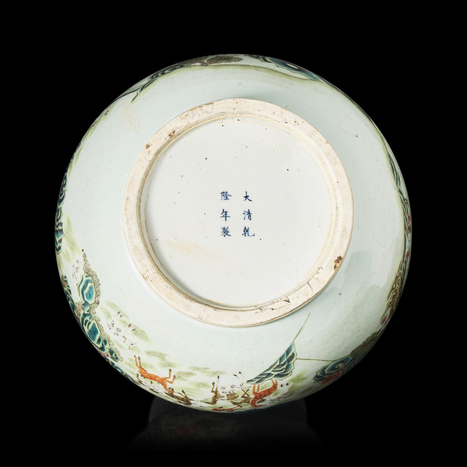 A Large Chinese Famille Rose 'Hundred Deer' Hu Vase, 19th/20th Century 晚清/民国 粉彩百鹿尊