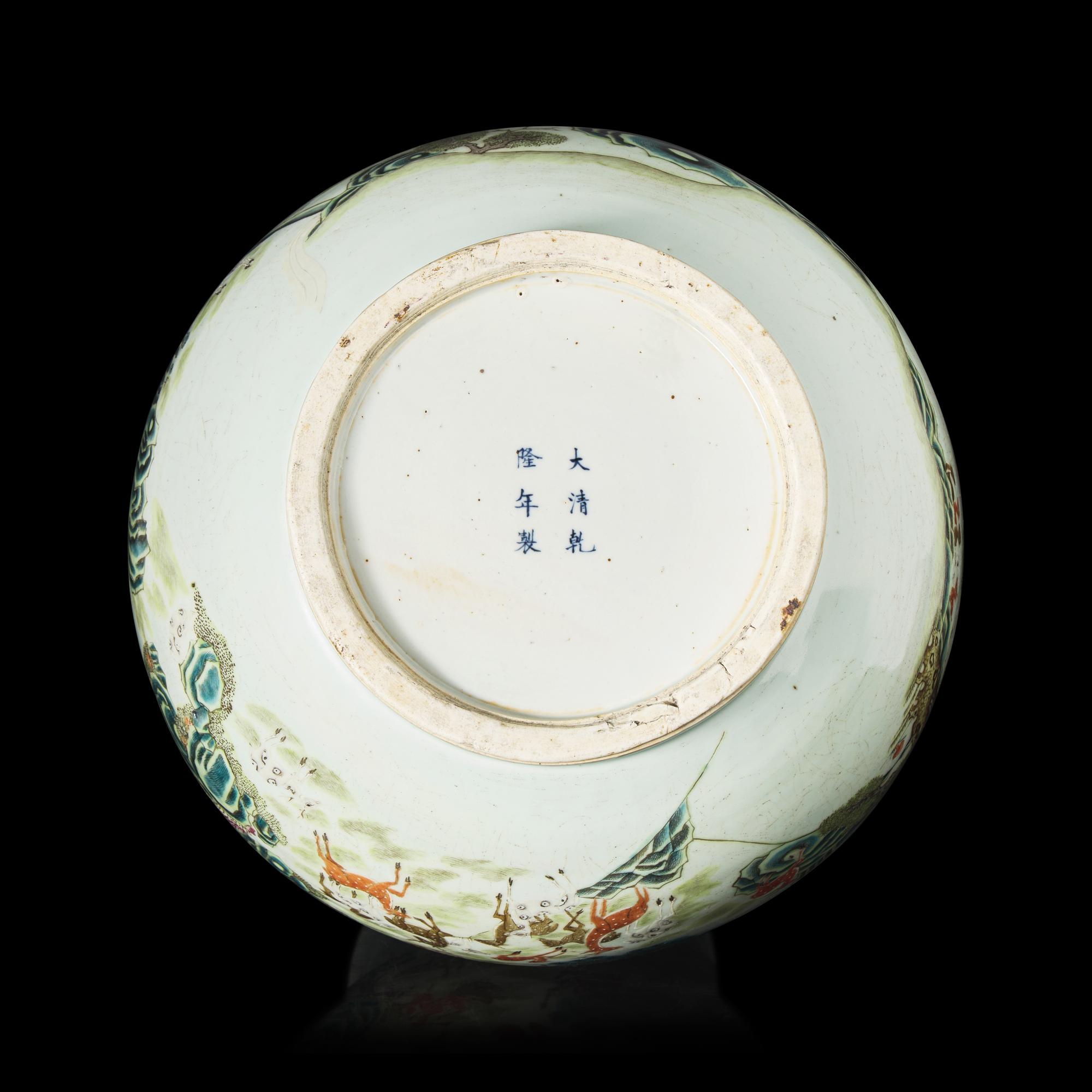A Large Chinese Famille Rose 'Hundred Deer' Hu Vase, 19th/20th Century 晚清/民国 粉彩百鹿尊
