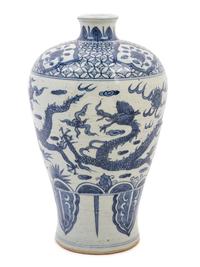 A Chinese Blue and White Porcelain Vase with Dragon Decoration