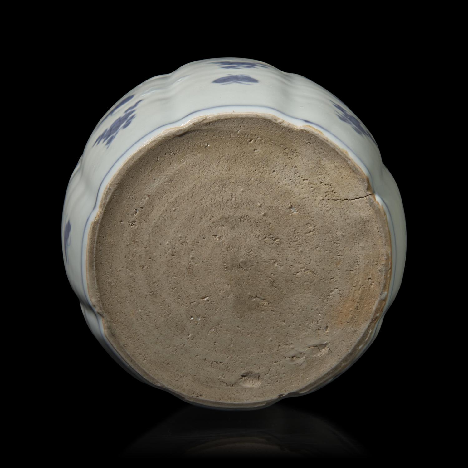 A Chinese Blue and White 'Kosometsuke' Floral Vessel for the Japanese Market, 17th Century 十七世紀 古染付青花草蟲紋罐