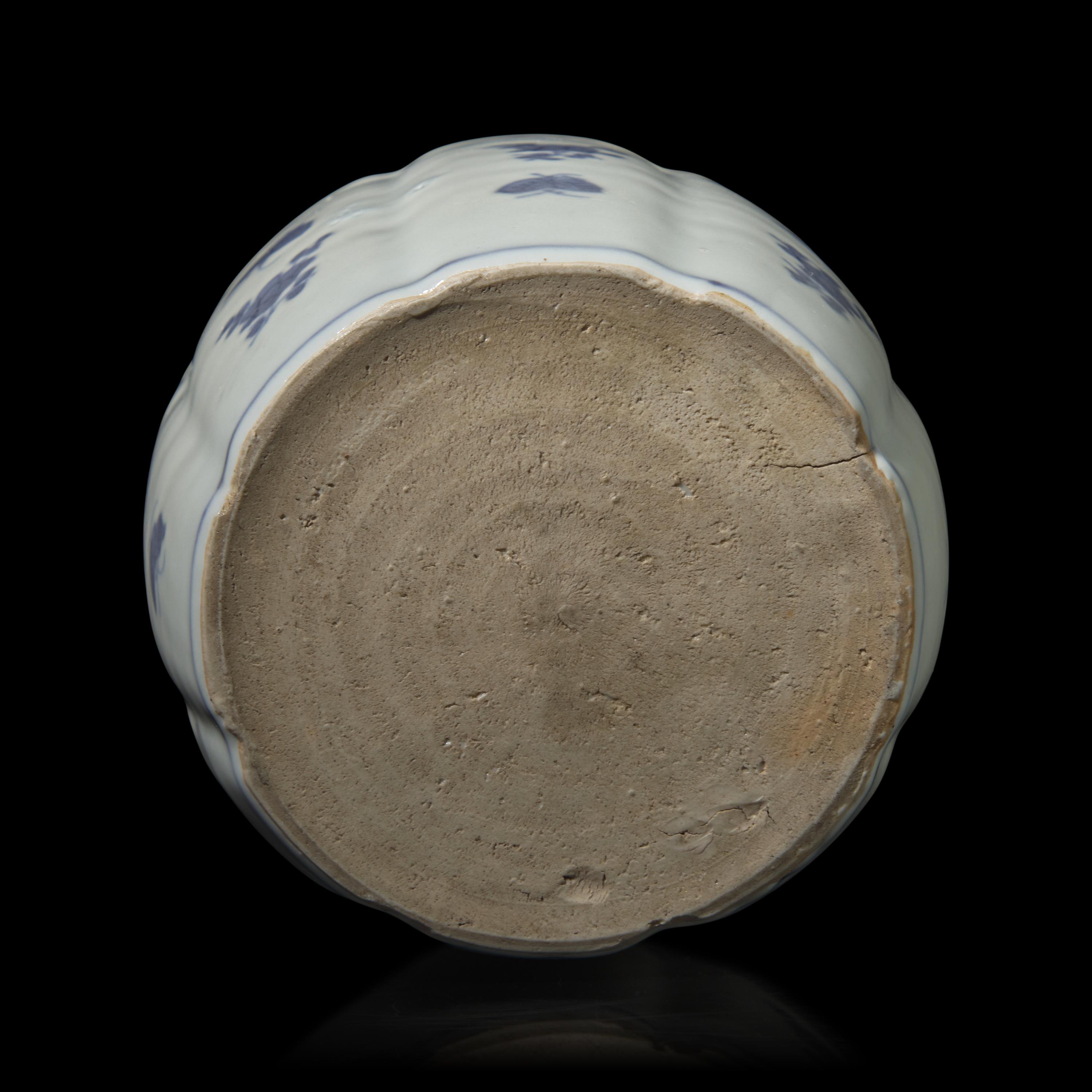 A Chinese Blue and White 'Kosometsuke' Floral Vessel for the Japanese Market, 17th Century 十七世紀 古染付青花草蟲紋罐