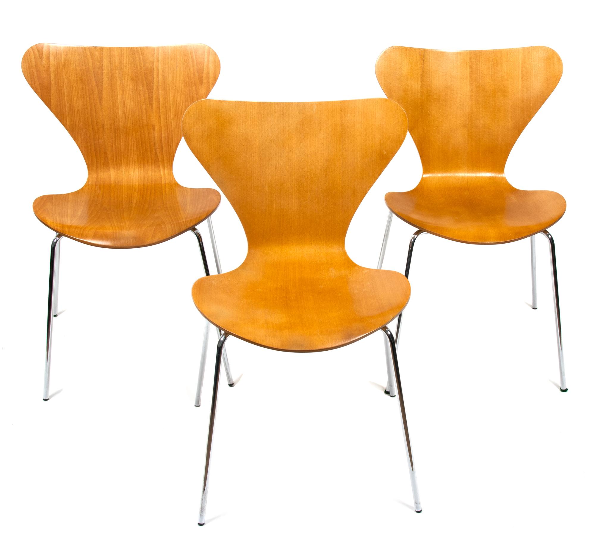 Six Arne Jacobsen Modern Dining Chairs Height 30 inches. — FRITZ HANSEN CIRCA 1955