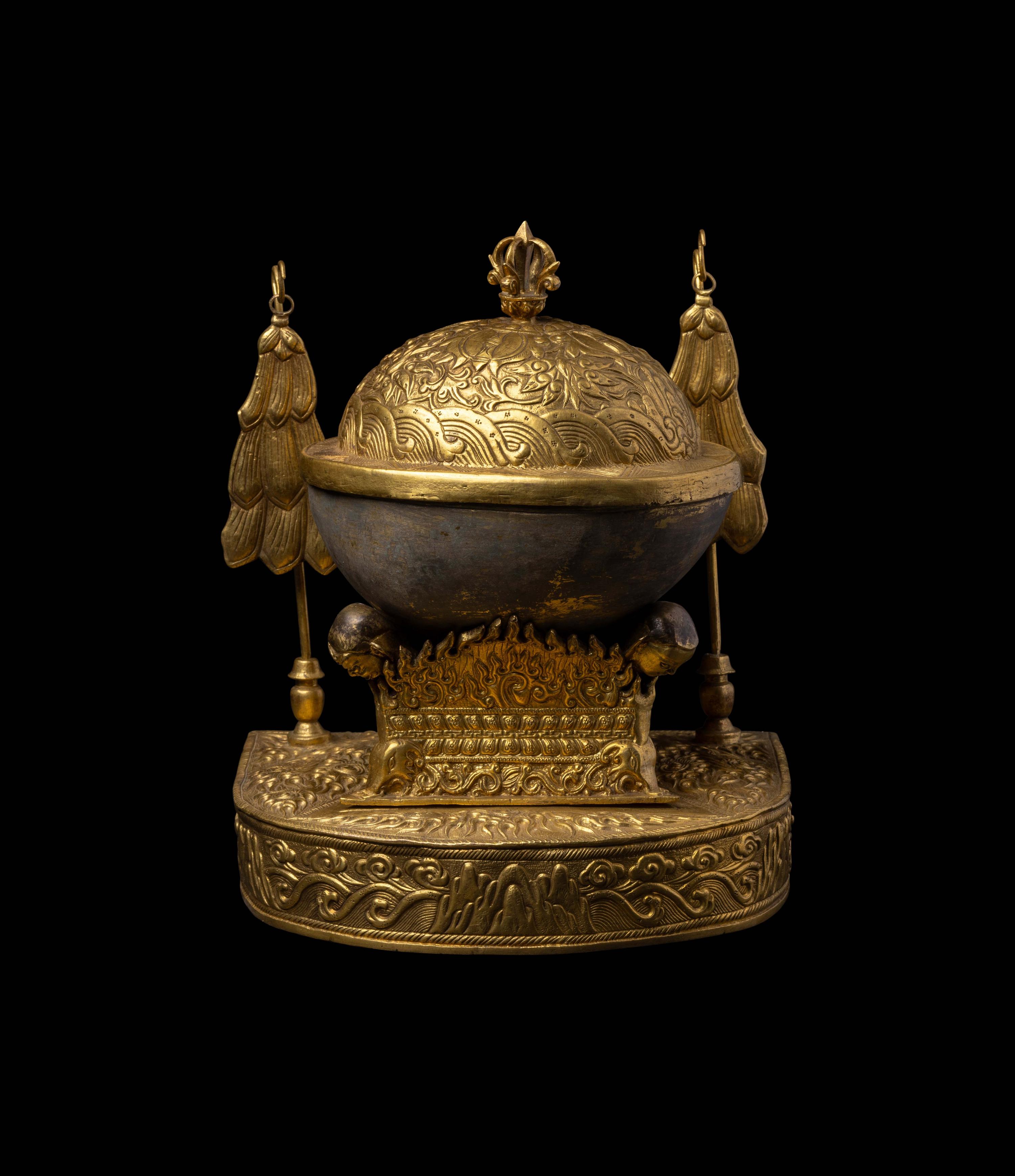 A Sino-Tibetan Gilt Bronze Kapala, 20th Century 近代 銅鎏金嘎巴拉碗