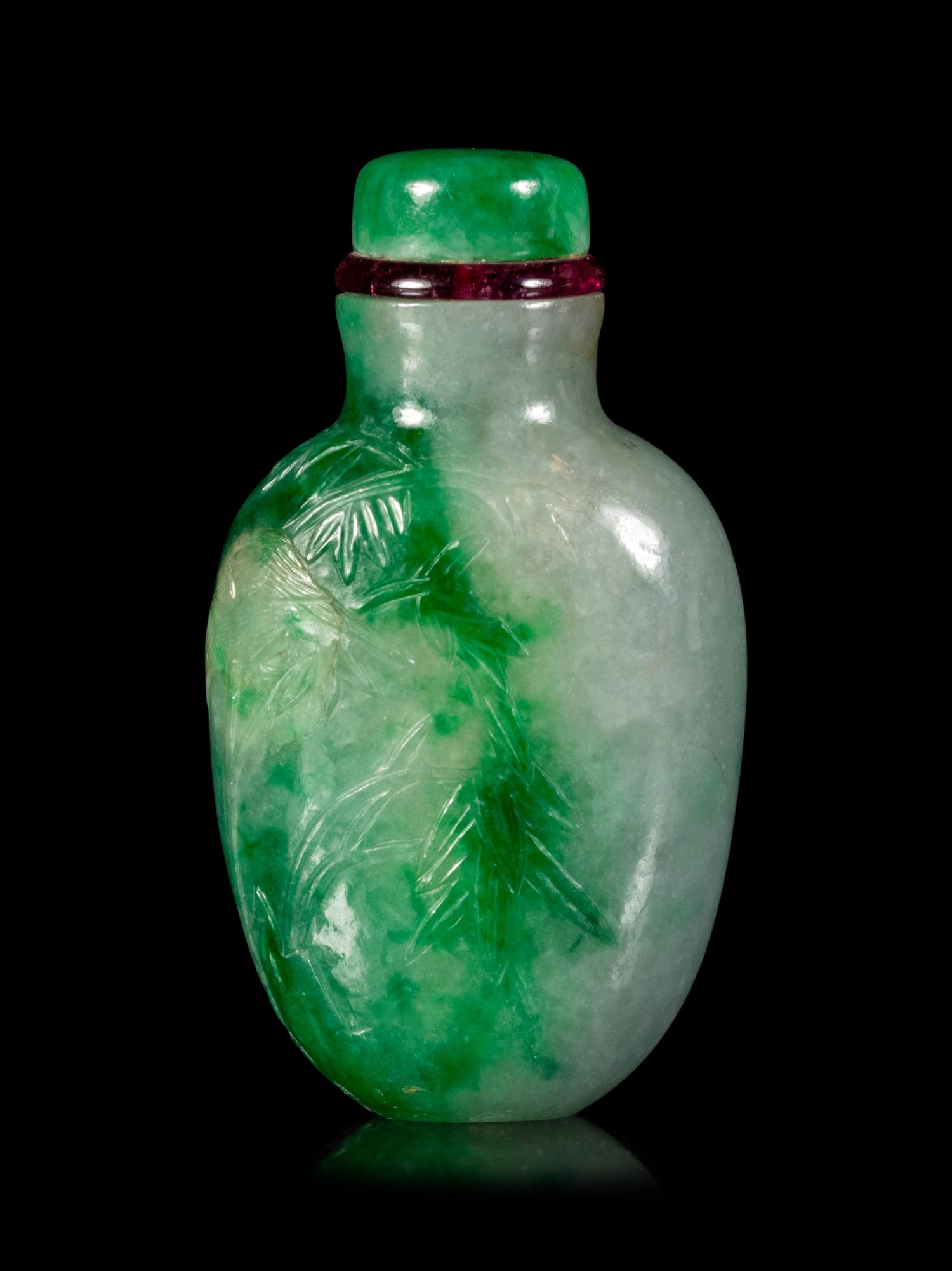 A Green and White Jadeite Snuff Bottle