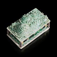A Chinese Famille Verte 'Mountain' Brush Rest, Possibly 19th Century — 或為清晚期 素三彩山子形筆架