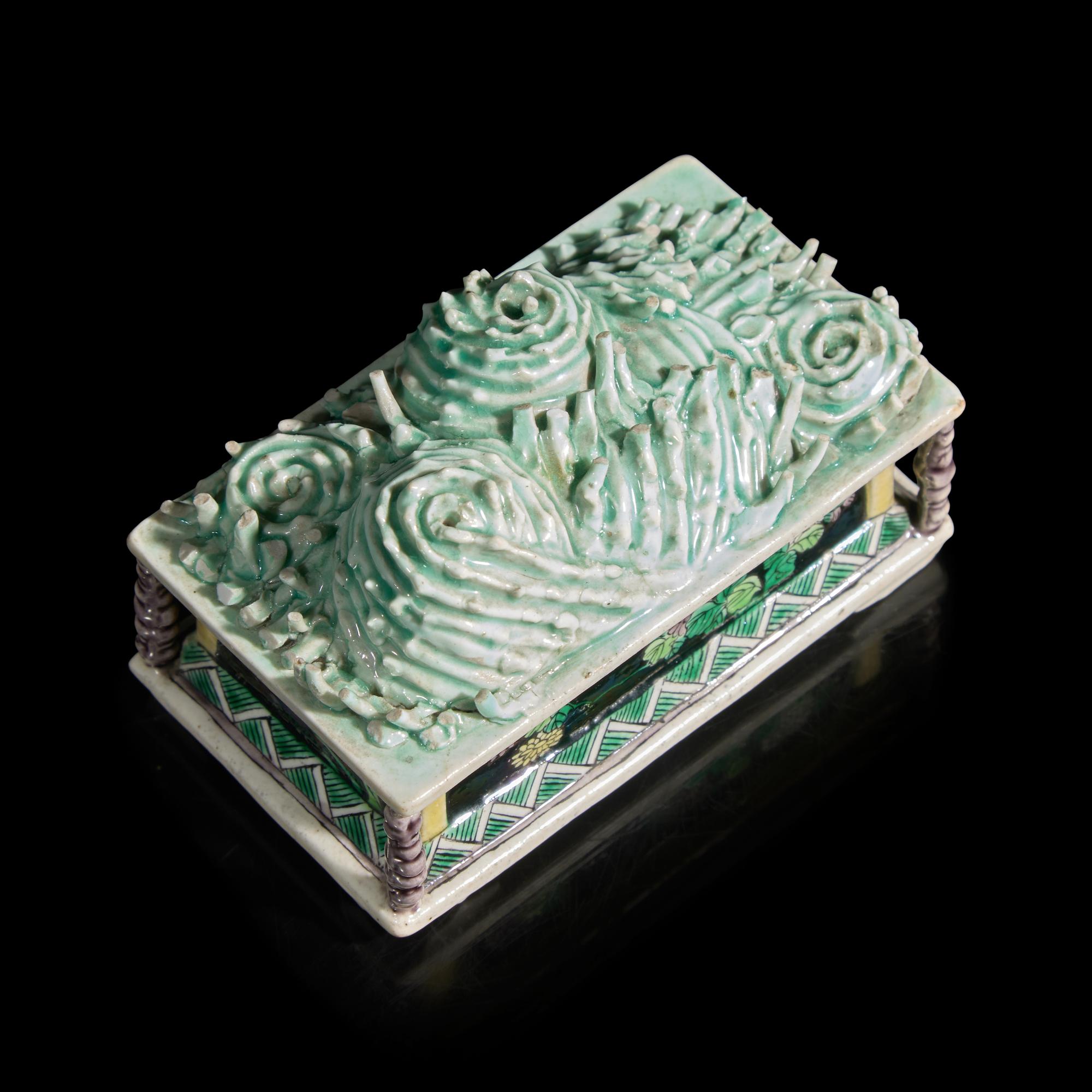 A Chinese Famille Verte 'Mountain' Brush Rest, Possibly 19th Century — 或為清晚期 素三彩山子形筆架
