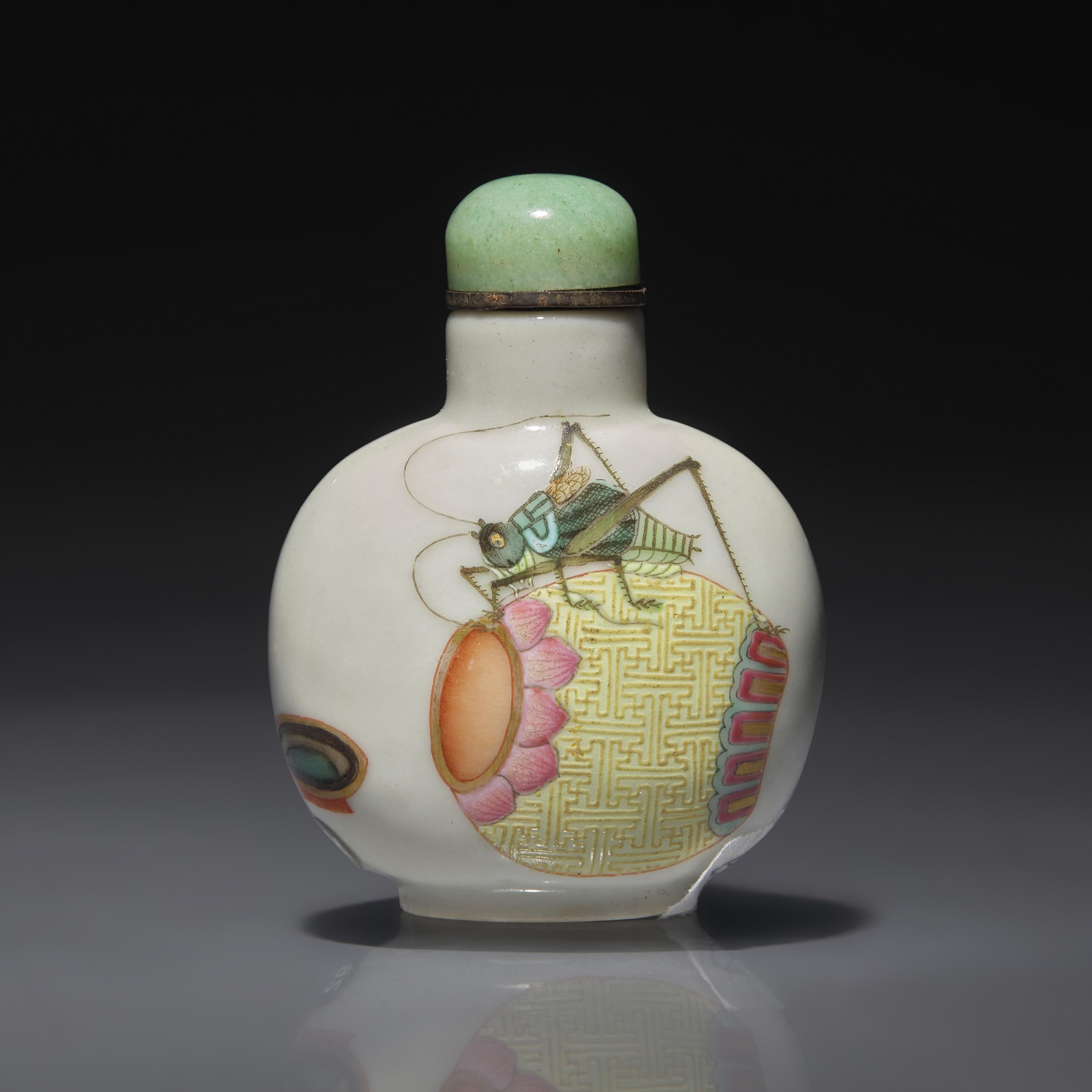 A Chinese Famille Rose Enameled "Crickets" Snuff Bottle, Qing Dynasty, Daoguang Period, Circa 1821-1850 — 1821-1850年 粉彩蟈蟈圖鼻煙壺