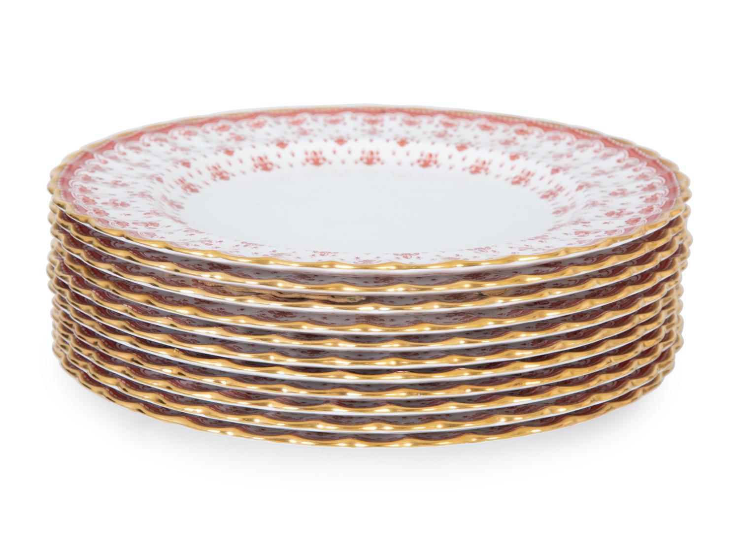 Twelve Spode Fleur de Lys Porcelain Dinner Plates — ENGLISH, 20TH CENTURY