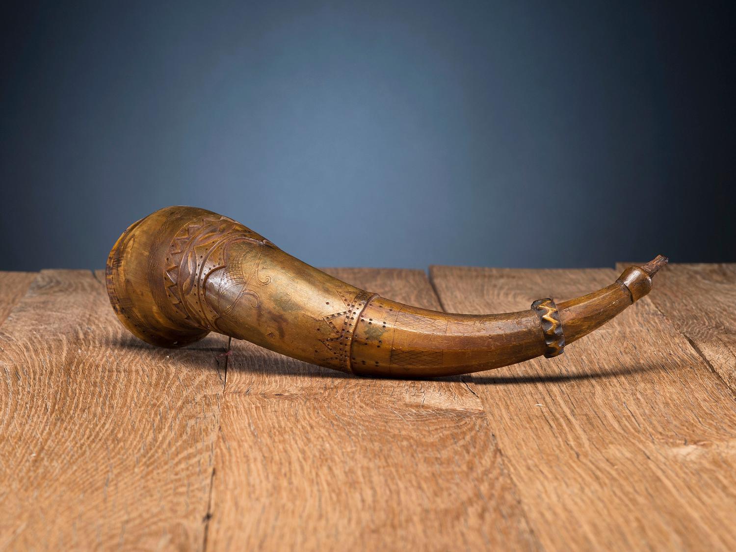 Great Lakes Carved Powder Horn, with Measure