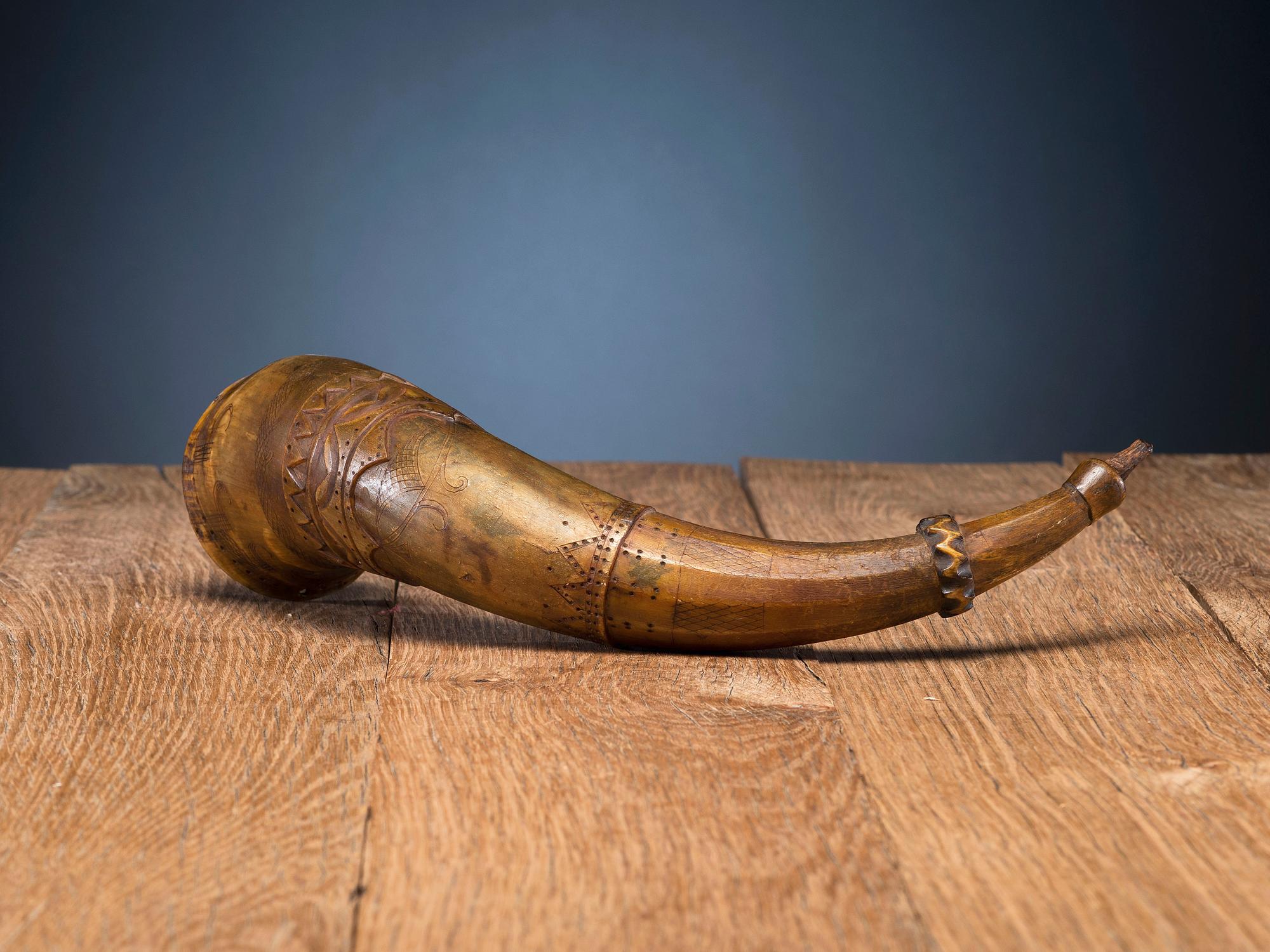 Great Lakes Carved Powder Horn, with Measure