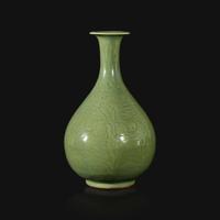 An incised celadon-glazed bottle vase, Yuhuchunping