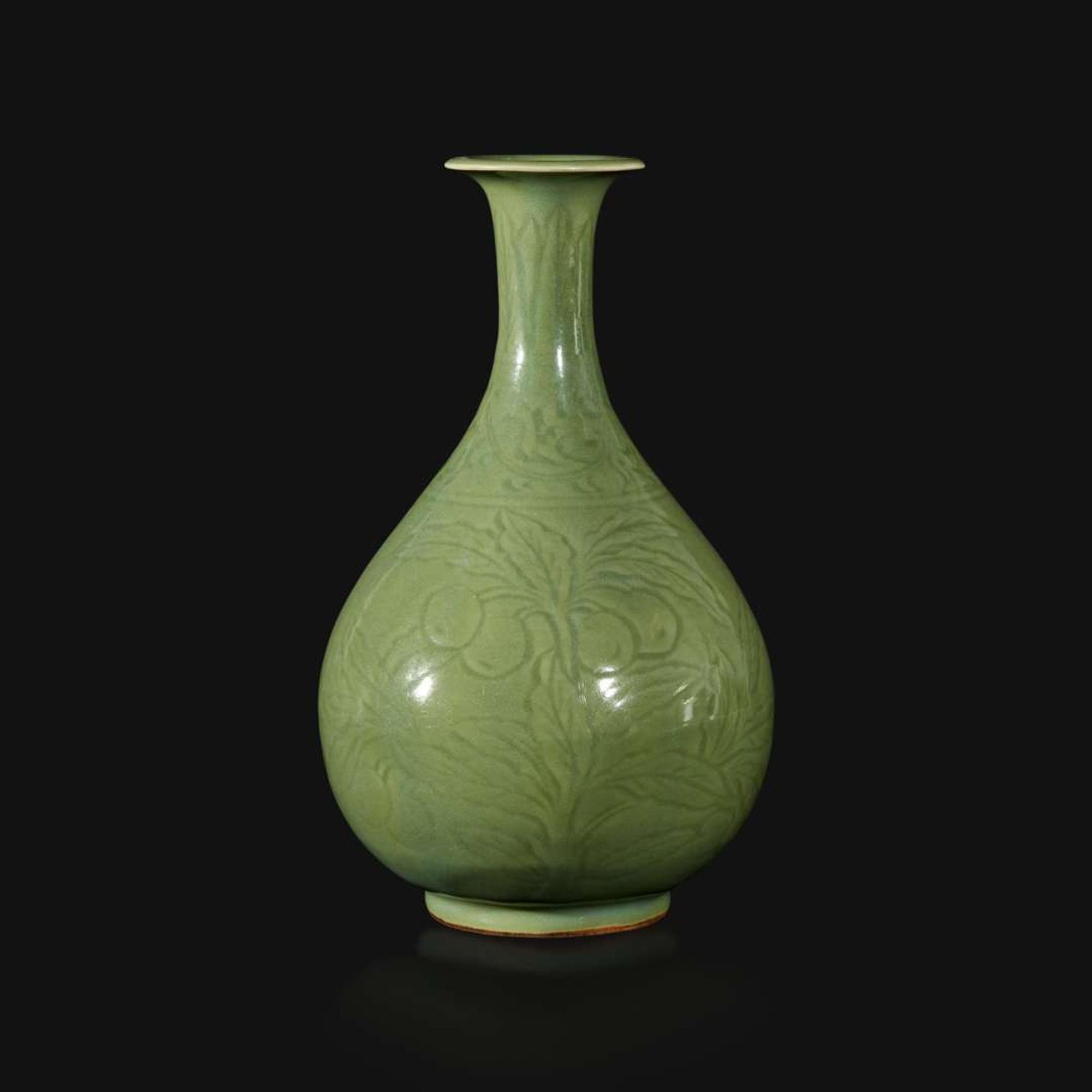 An incised celadon-glazed bottle vase, Yuhuchunping