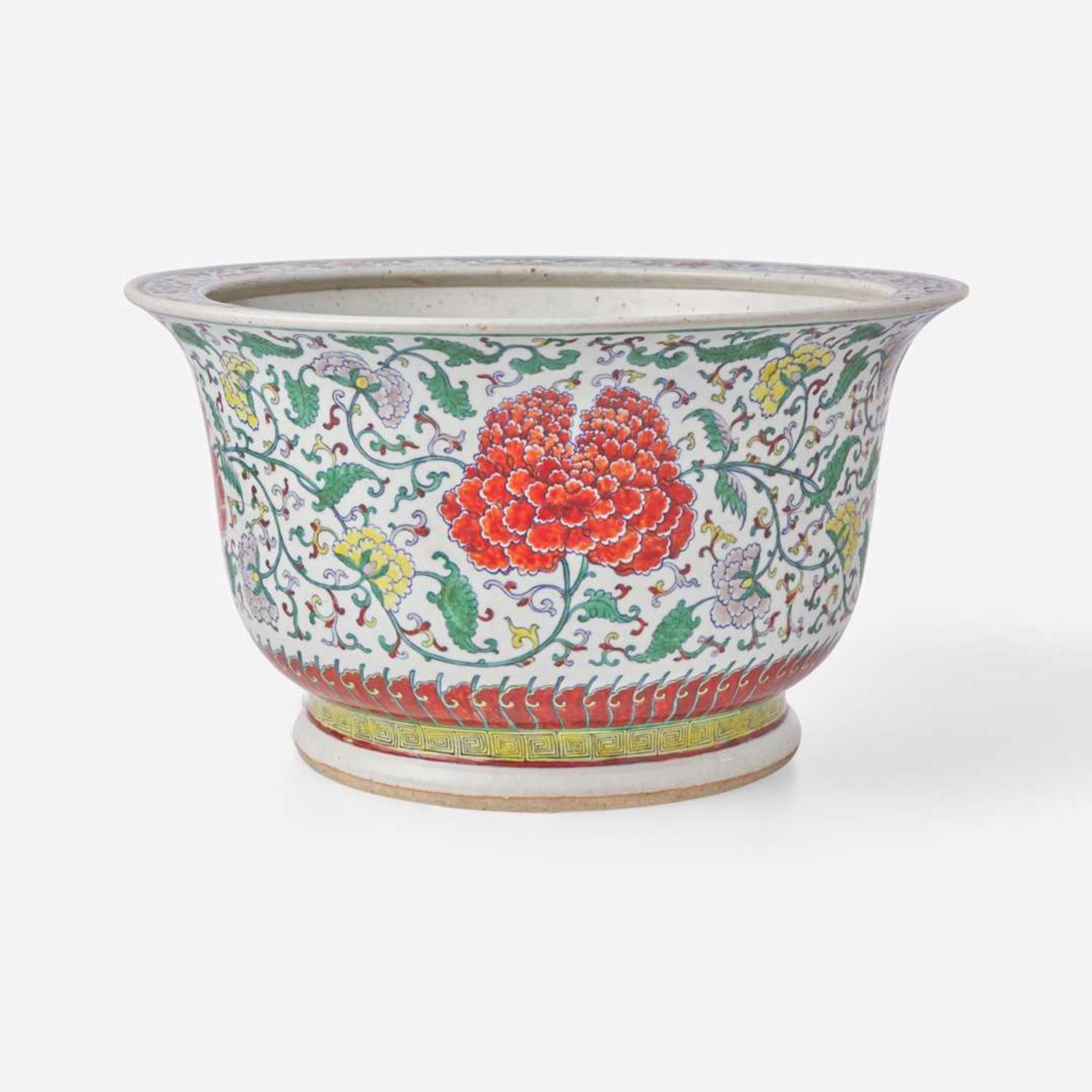 A large Chinese doucai-decorated jardinière 鬥彩大花盆 18th/19th century ???????