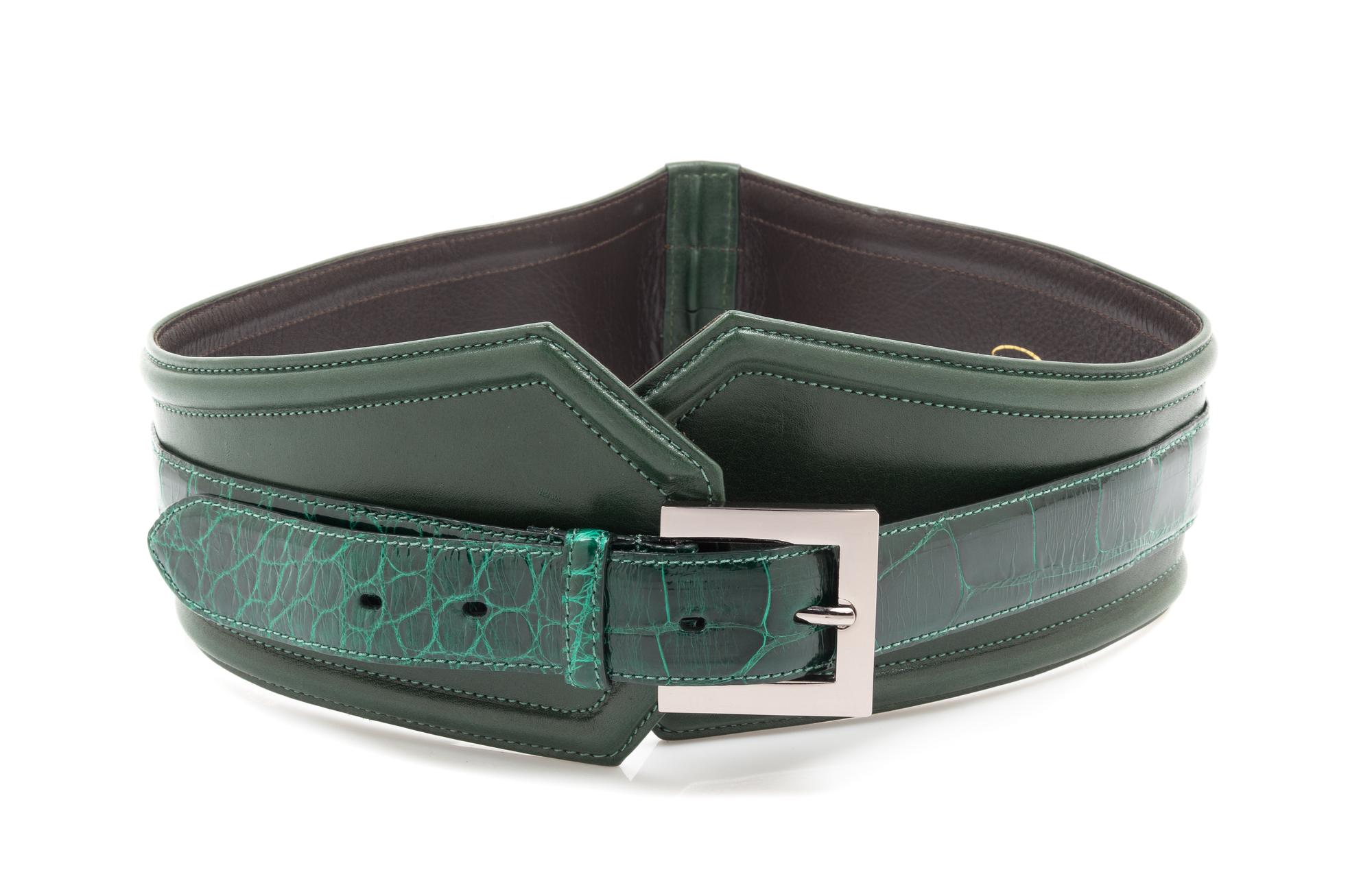An Oscar de le Renta Green Alligator Belt, 35" x 4".
