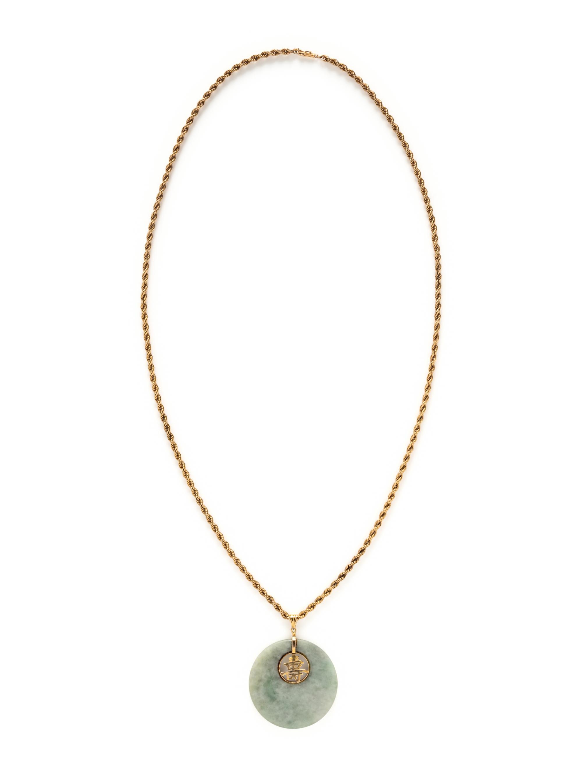 YELLOW GOLD AND JADE PENDANT NECKLACE