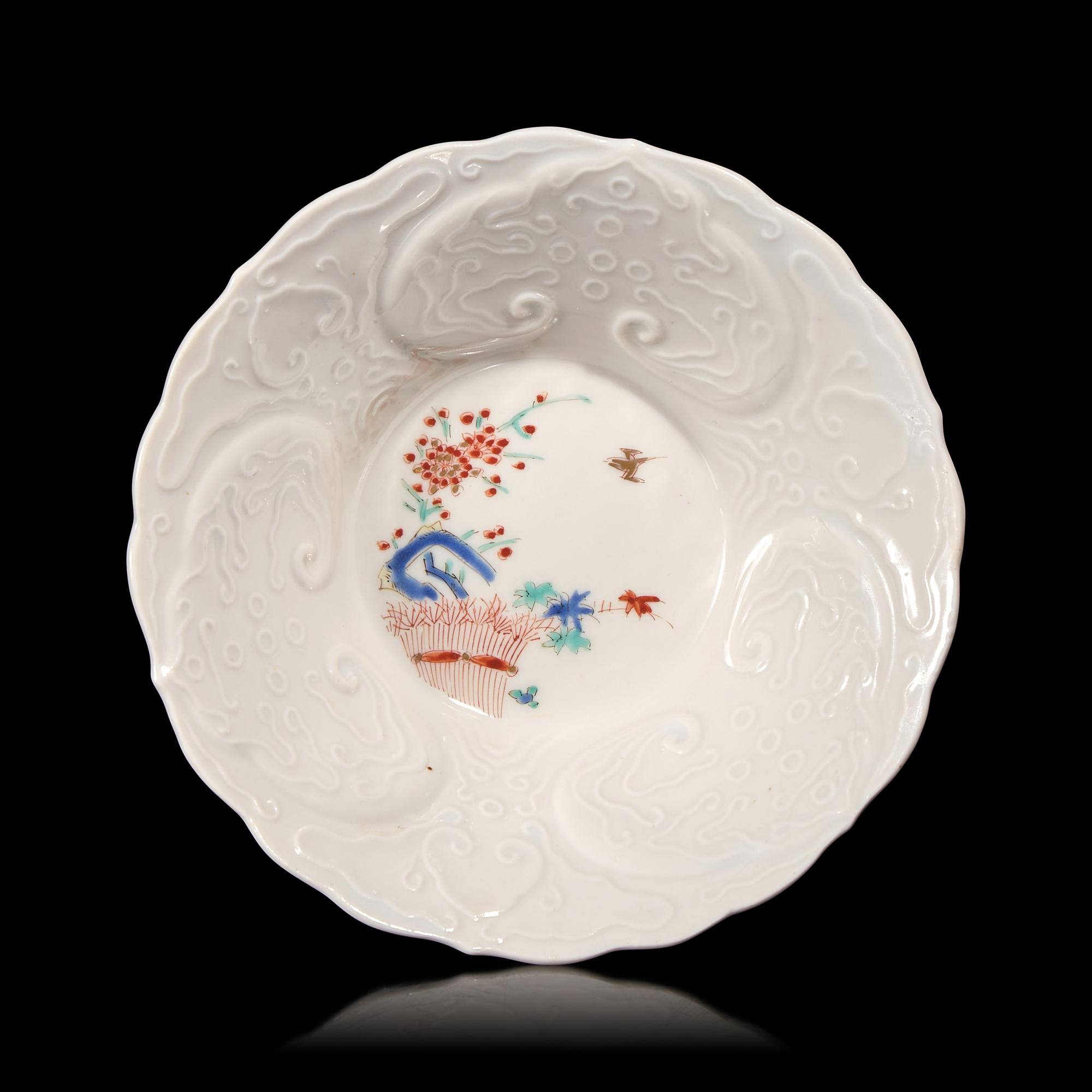 An Unusual Japanese Kakiemon Porcelain Molded Small Bowl, Circa 1690-1720 — 約1690-1720年 日本酒井田柿右衛門模印紋碗