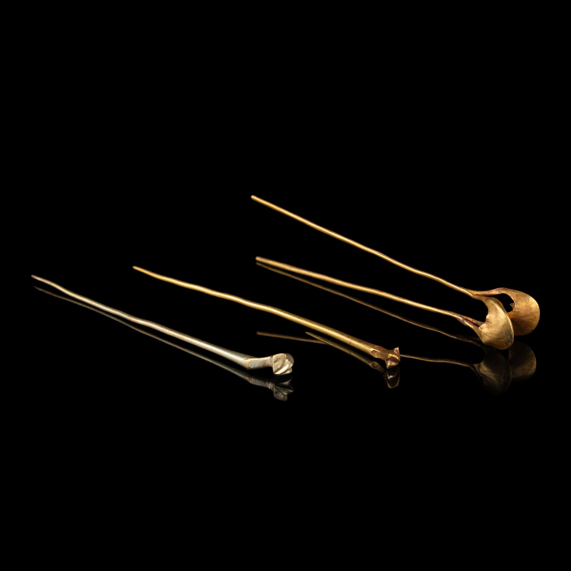 Three Chinese Gold Hairpins, Tang-Ming Dynasty 唐-明 金並頭釵一支及一點油金簪兩支