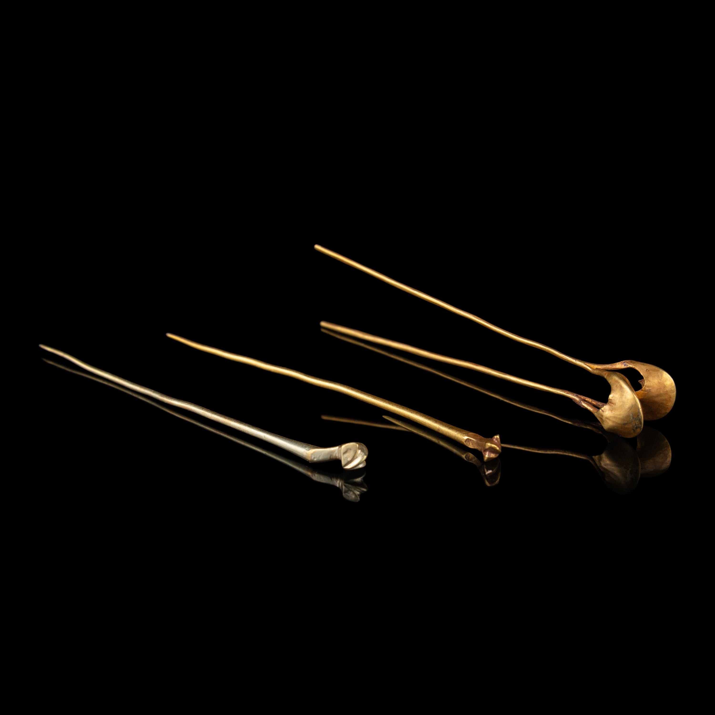 Three Chinese Gold Hairpins, Tang-Ming Dynasty 唐-明 金並頭釵一支及一點油金簪兩支
