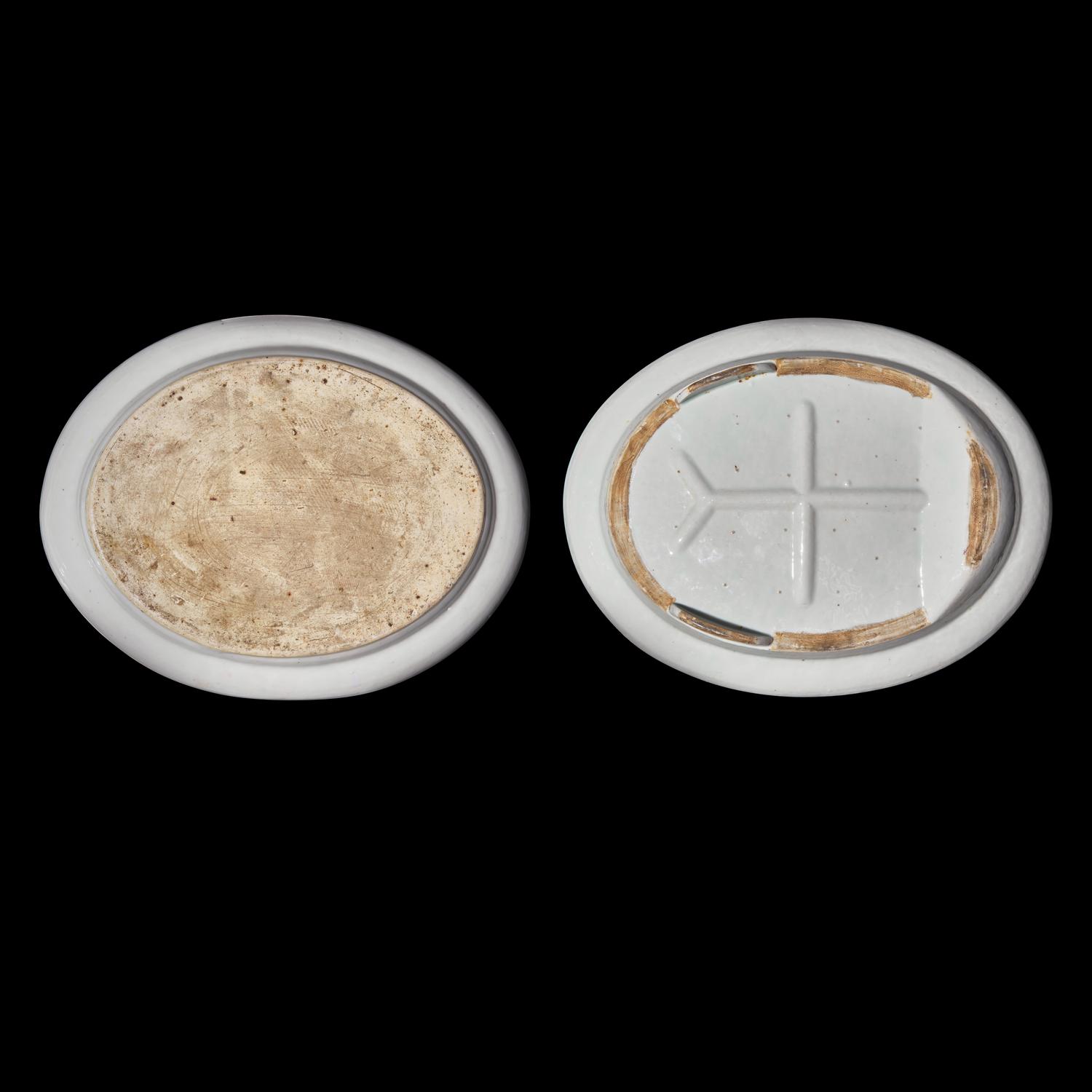 Two Chinese Export Rose Mandarin Porcelain Platters, 19th Century 清晚期 外銷粉彩人物圖大盤兩件