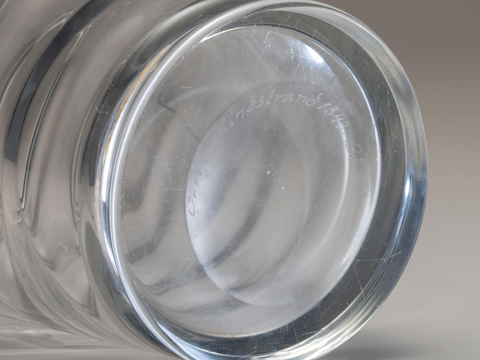 Pearl Diver Vase