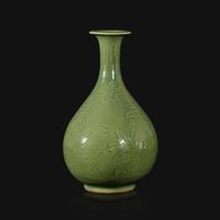An incised celadon-glazed bottle vase, Yuhuchunping