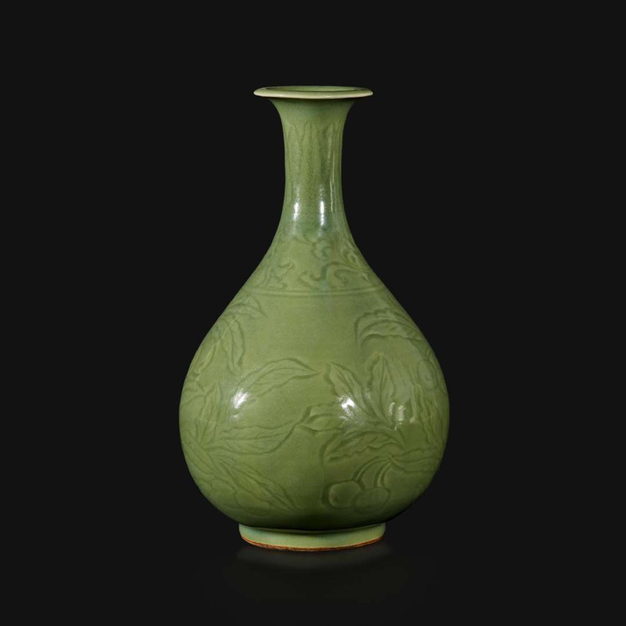 An incised celadon-glazed bottle vase, Yuhuchunping