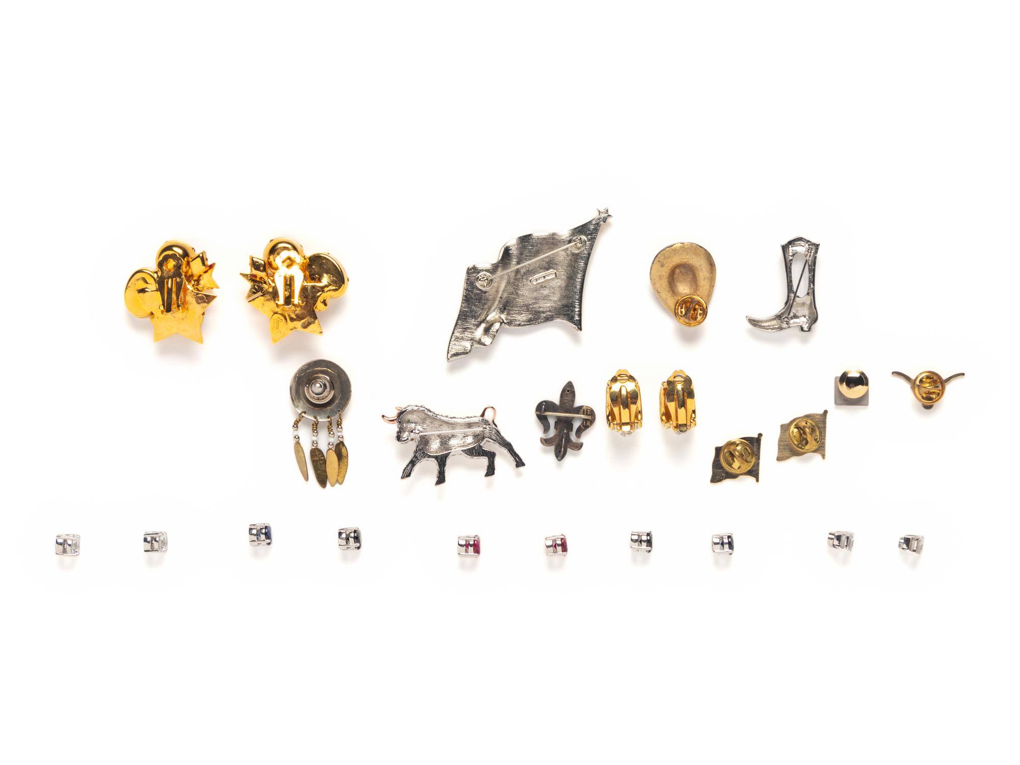THIRTEEN WESTERN-THEMED JEWELRY PIECES