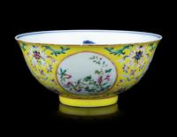 A Chinese Yellow Ground Famille Rose 'Medallion' Porcelain Bowl