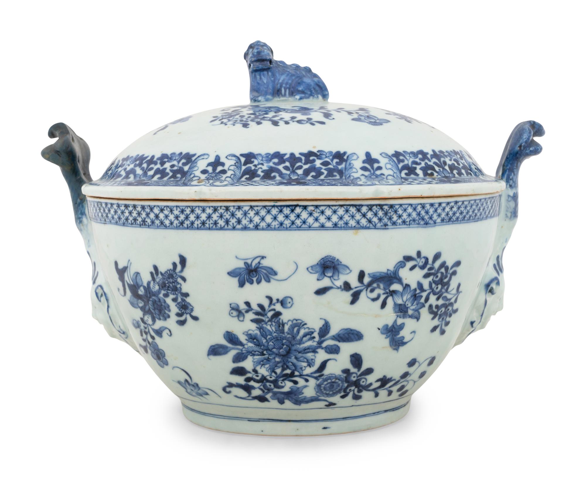 A Chinese Export Blue and White Porcelain Tureen