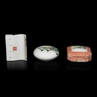 Three Chinese Famille Rose Porcelain Scholar's Objects, Early 20th Century — 近代 粉彩山水人物圖文房三件
