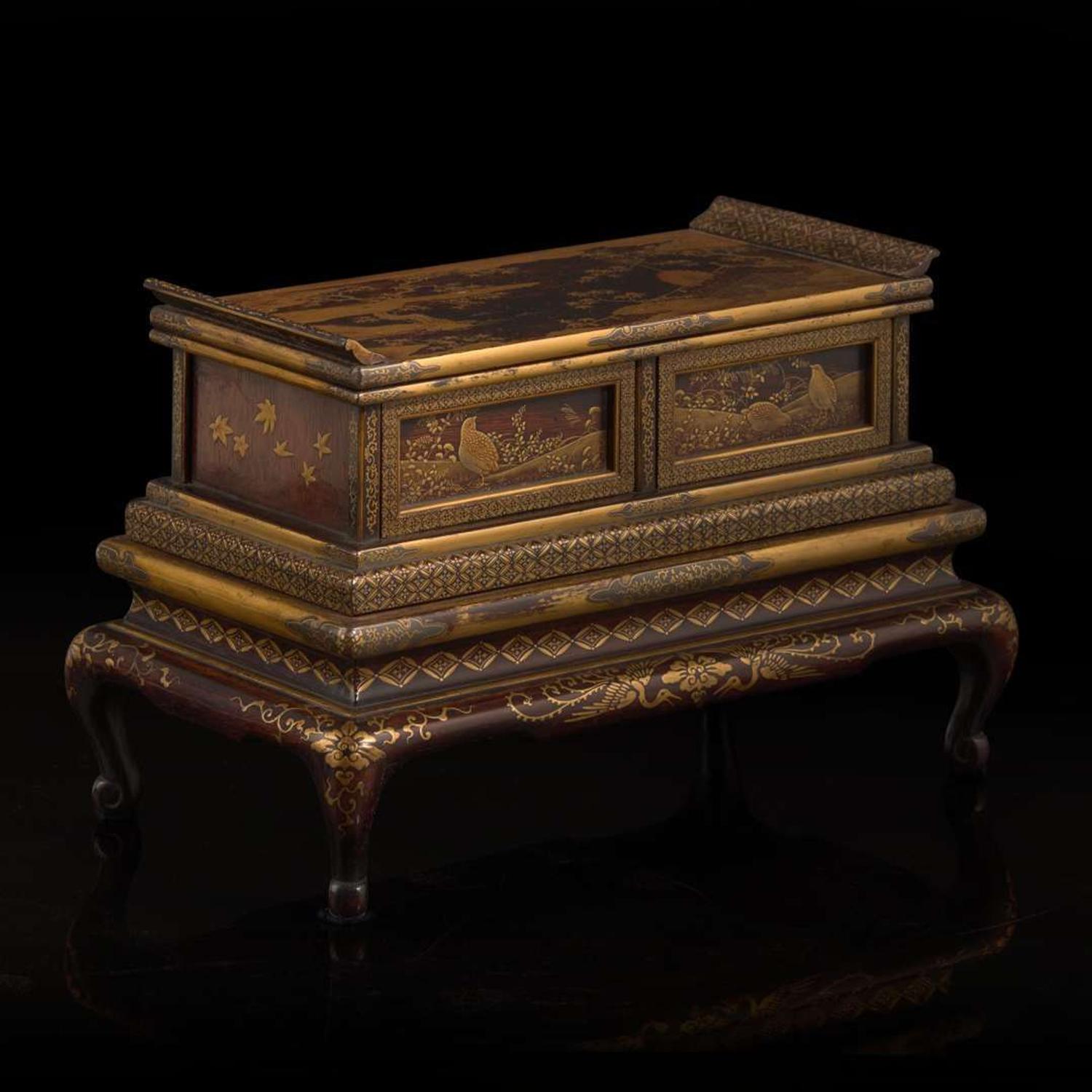 A small Japanese lacquer stand 日本漆金时绘木架 Meiji to Taisho period ?????