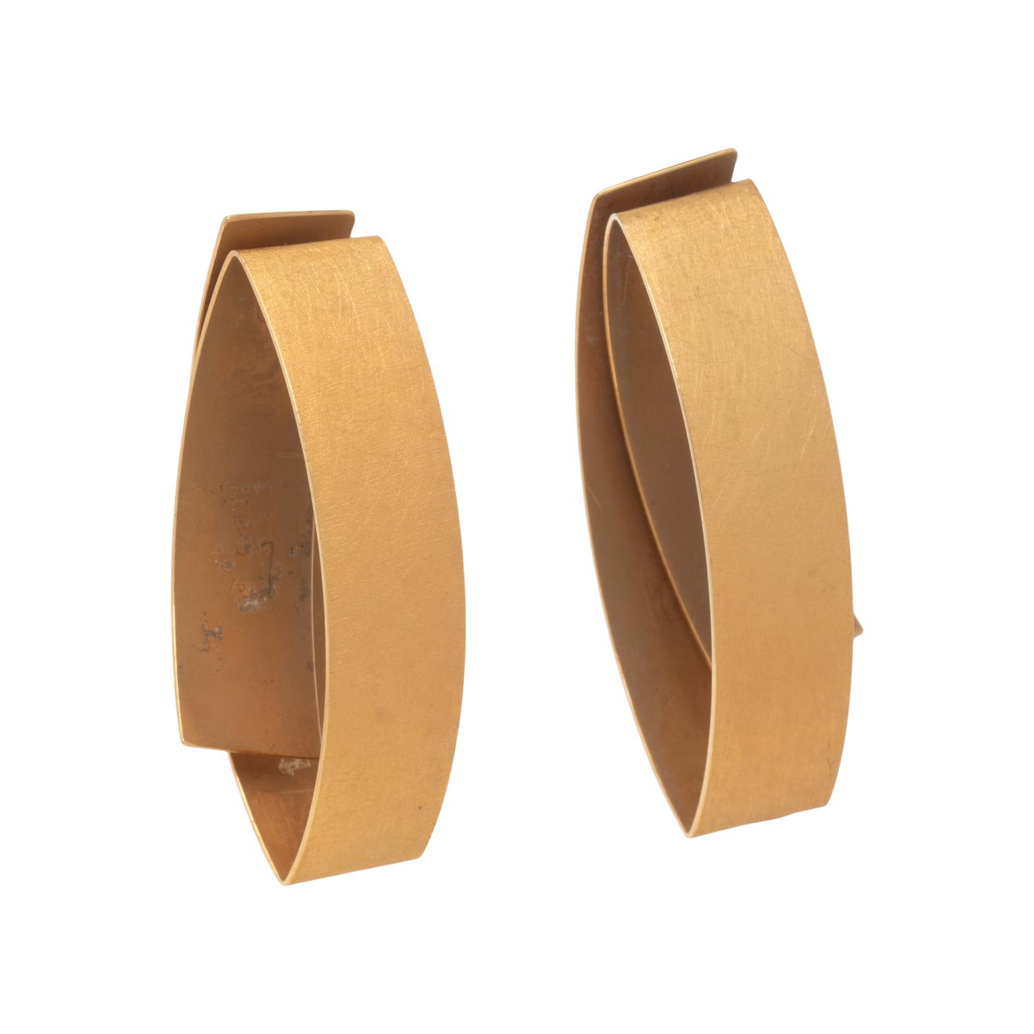 ATTRIBUTED TO ULLA AND MARTIN KAUFMANN, YELLOW GOLD CLIP EARRINGS