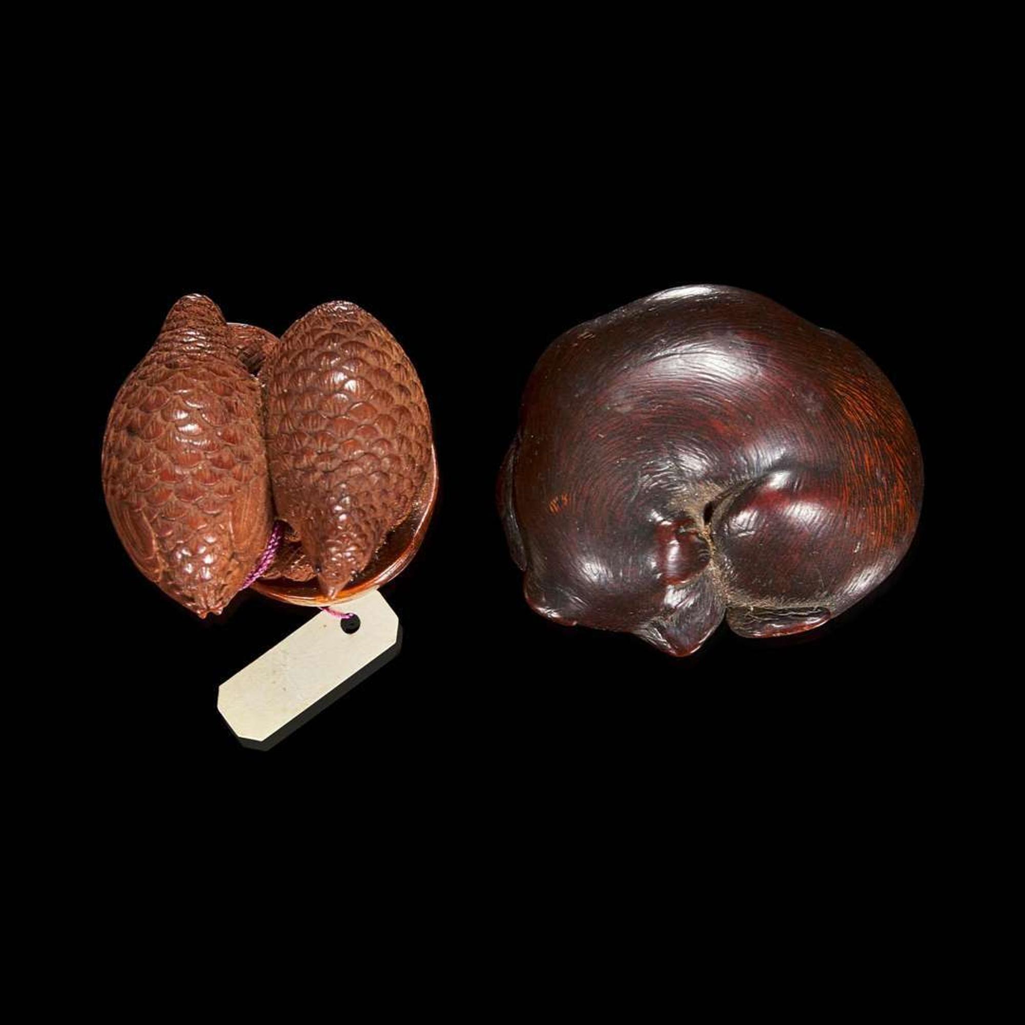 Two carved wood netsuke: a sleeping dog and a pair of quail 日本小狗与鹌鹑根付两件 Edo/Meiji period ?????